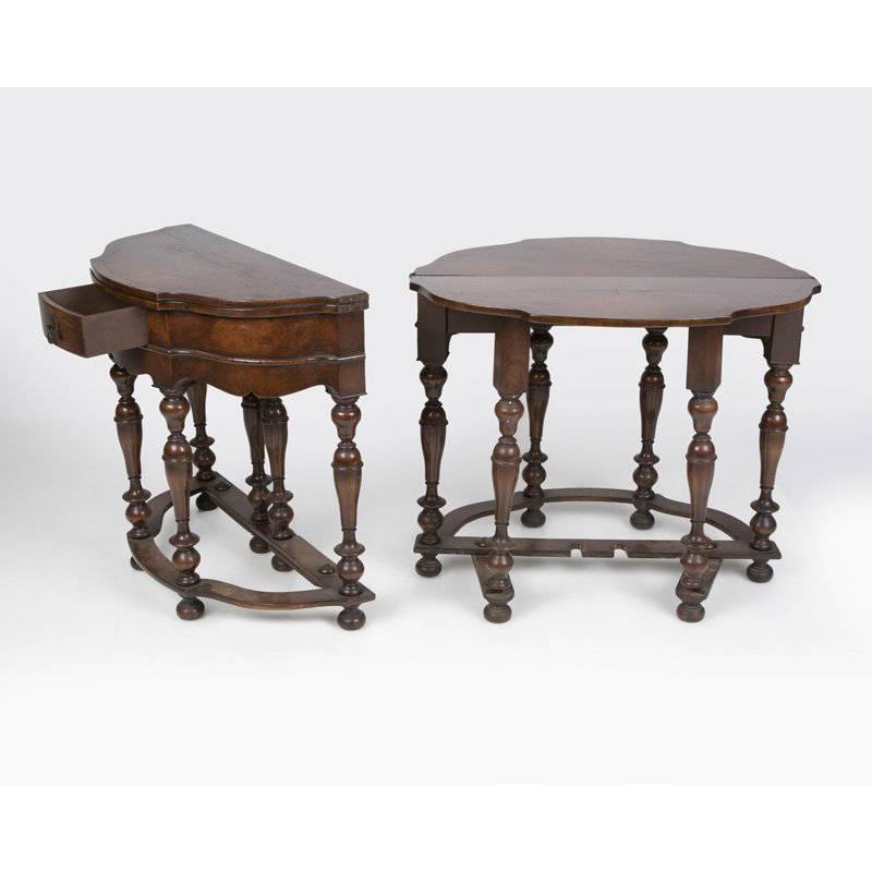 Attractive pair of English William and Mary style gate-leg side tables with open tops and single drawers, supported by six baluster legs connected by D-form stretcher,
circa 1900.