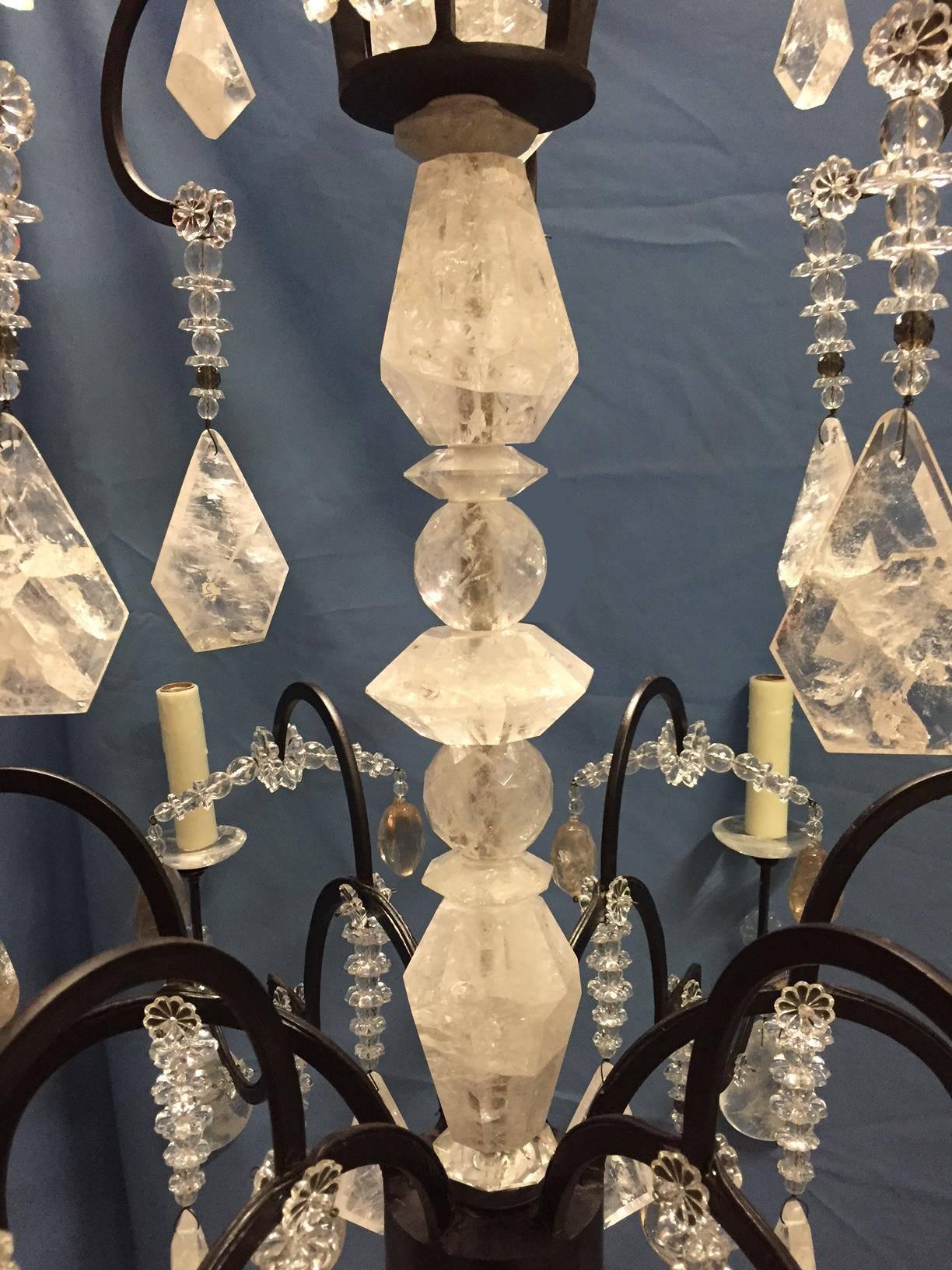 Néoclassique Lustre à six lumières en cristal de roche de style néoclassique en vente