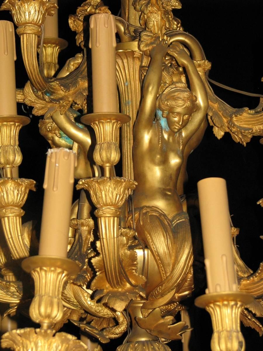 Dorato Coppia di lampadari a tre luci con figure in Ormolu in stile Luigi XV in vendita