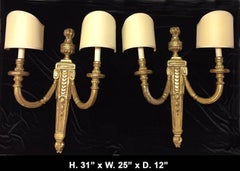 Gran pareja de candelabros italianos de madera dorada de estilo neoclásico