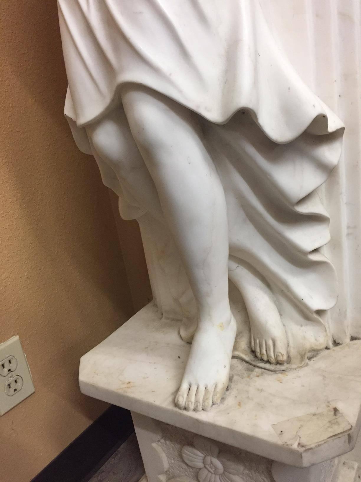 Italienische figurale Marmorplatte im neoklassischen Stil im Angebot 3