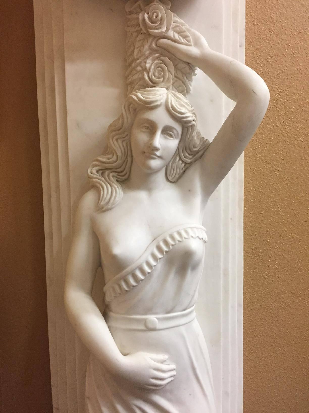Italienische figurale Marmorplatte im neoklassischen Stil (Geschnitzt) im Angebot