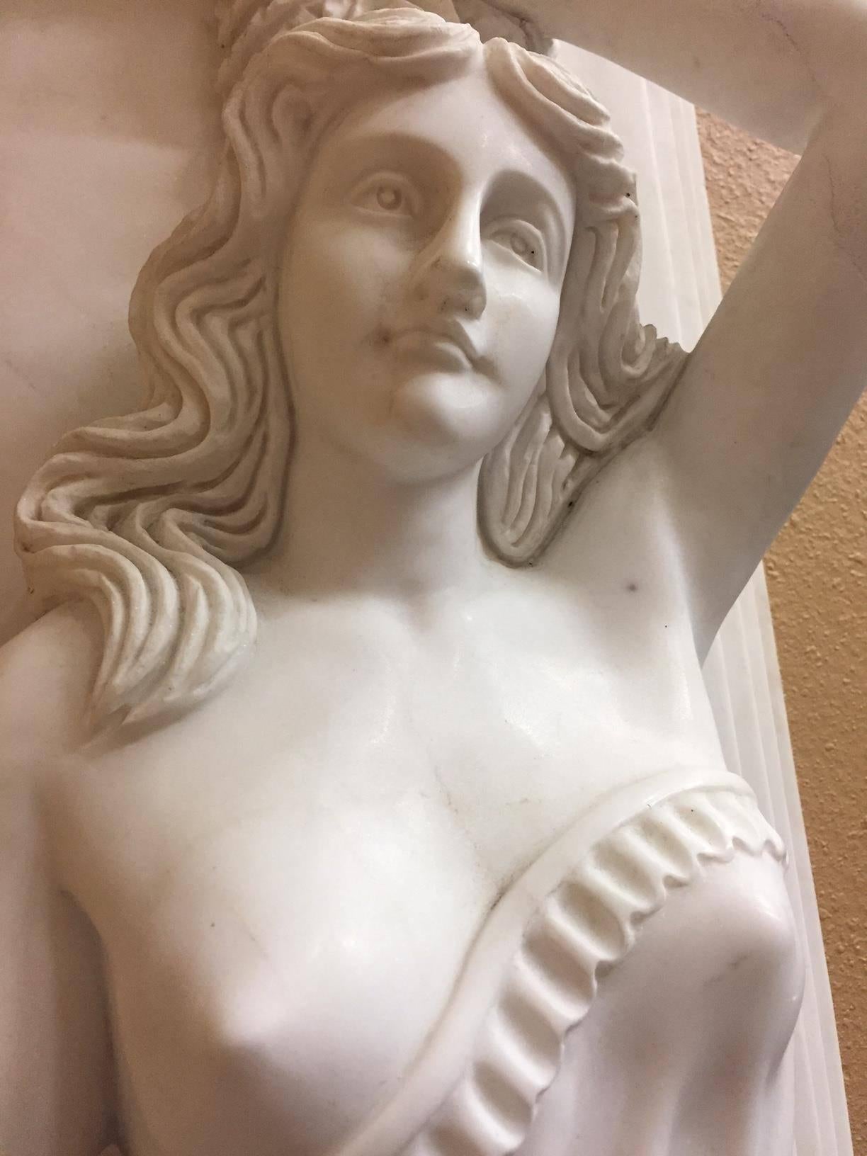 Italienische figurale Marmorplatte im neoklassischen Stil im Angebot 1