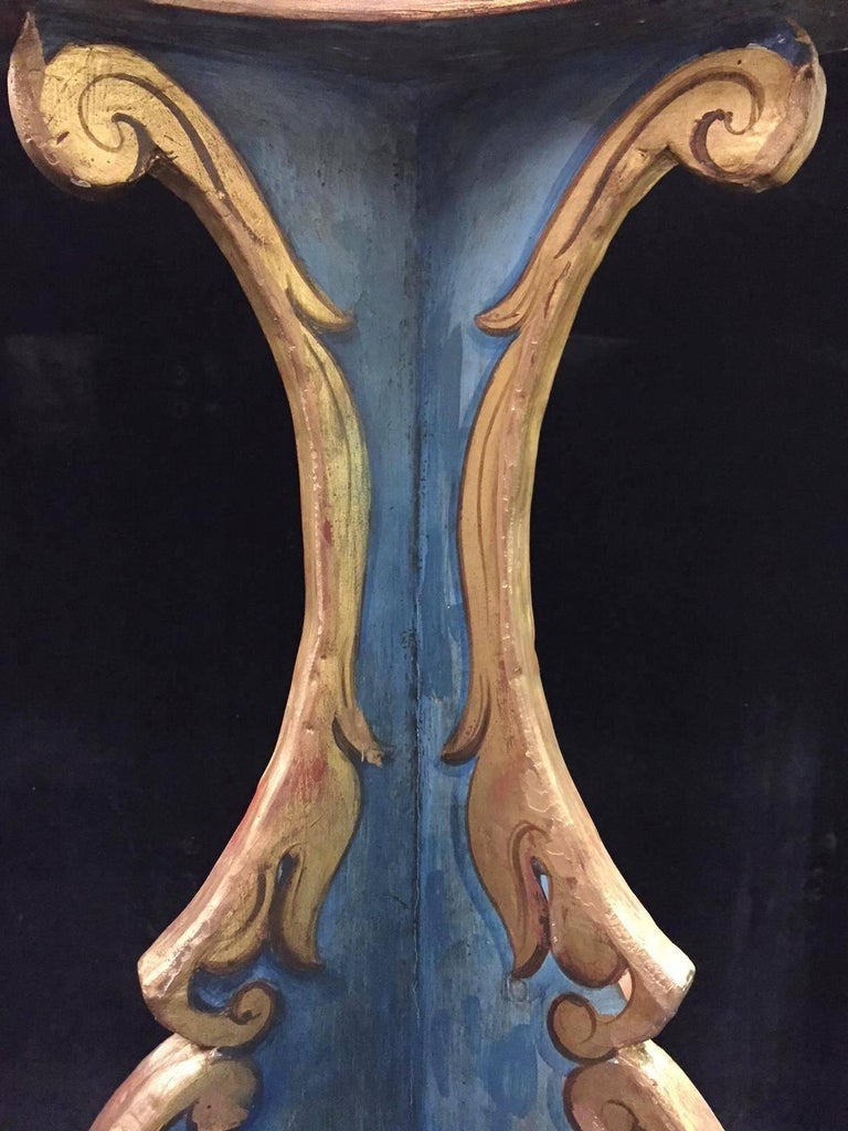 Pair of Italian Baroque Style Painted Torcheres In Good Condition For Sale In Cypress, CA
