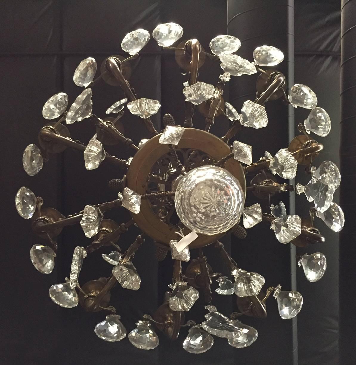 Important lustre ancien à deux niveaux à quinze lumières en bronze et cristal taillé de Baccarat. Toutes les parties en bronze et les dorures sont garanties d'origine Baccarat.

La couronne supérieure du lustre se compose de cinq têtes d'aigle en