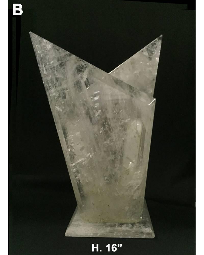 Européen Vase moderne en cristal de roche sculpté à la main en vente