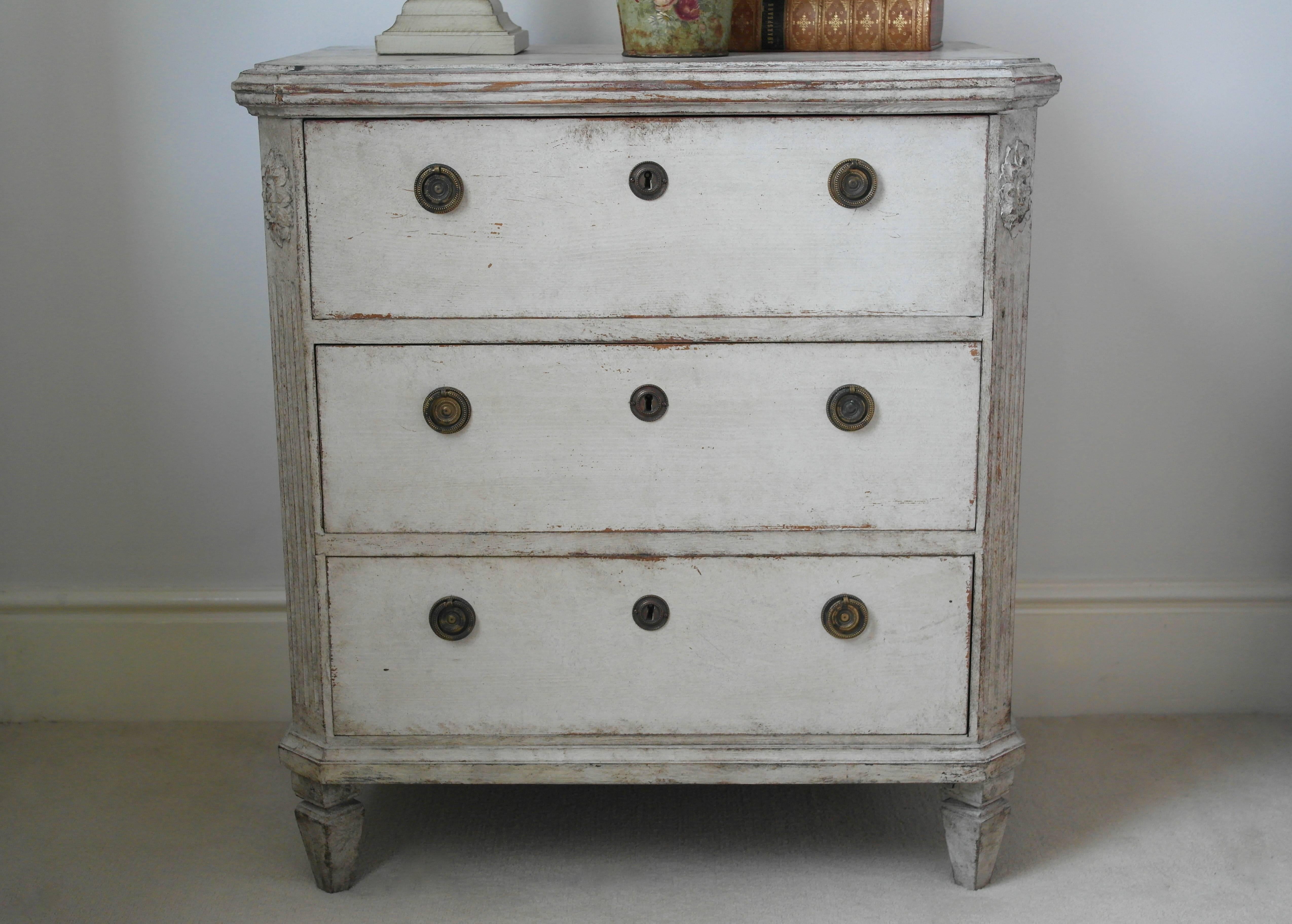 Pair of Swedish Painted Gustavian Style Chests In Excellent Condition For Sale In Warminster, Wiltshire