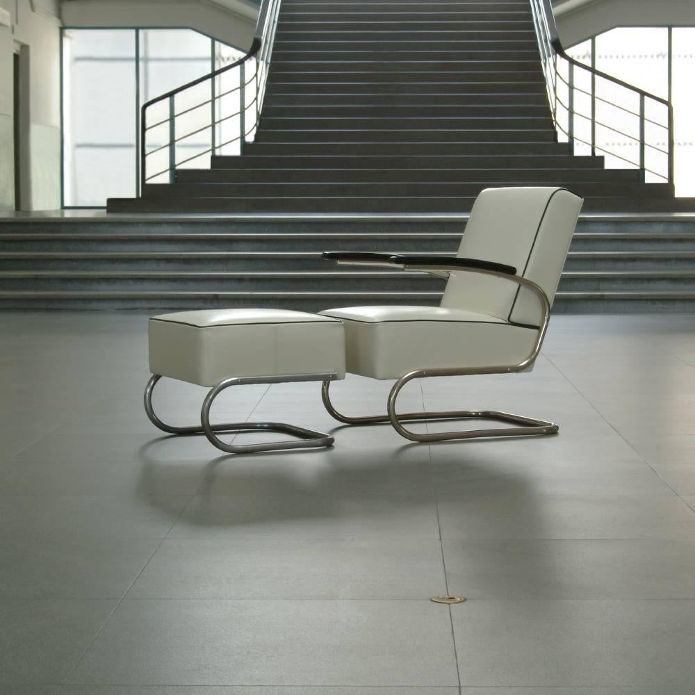 A low easy cantilever chair made of chrome-plated tubular steel with a single open continuous line. This elegant original 