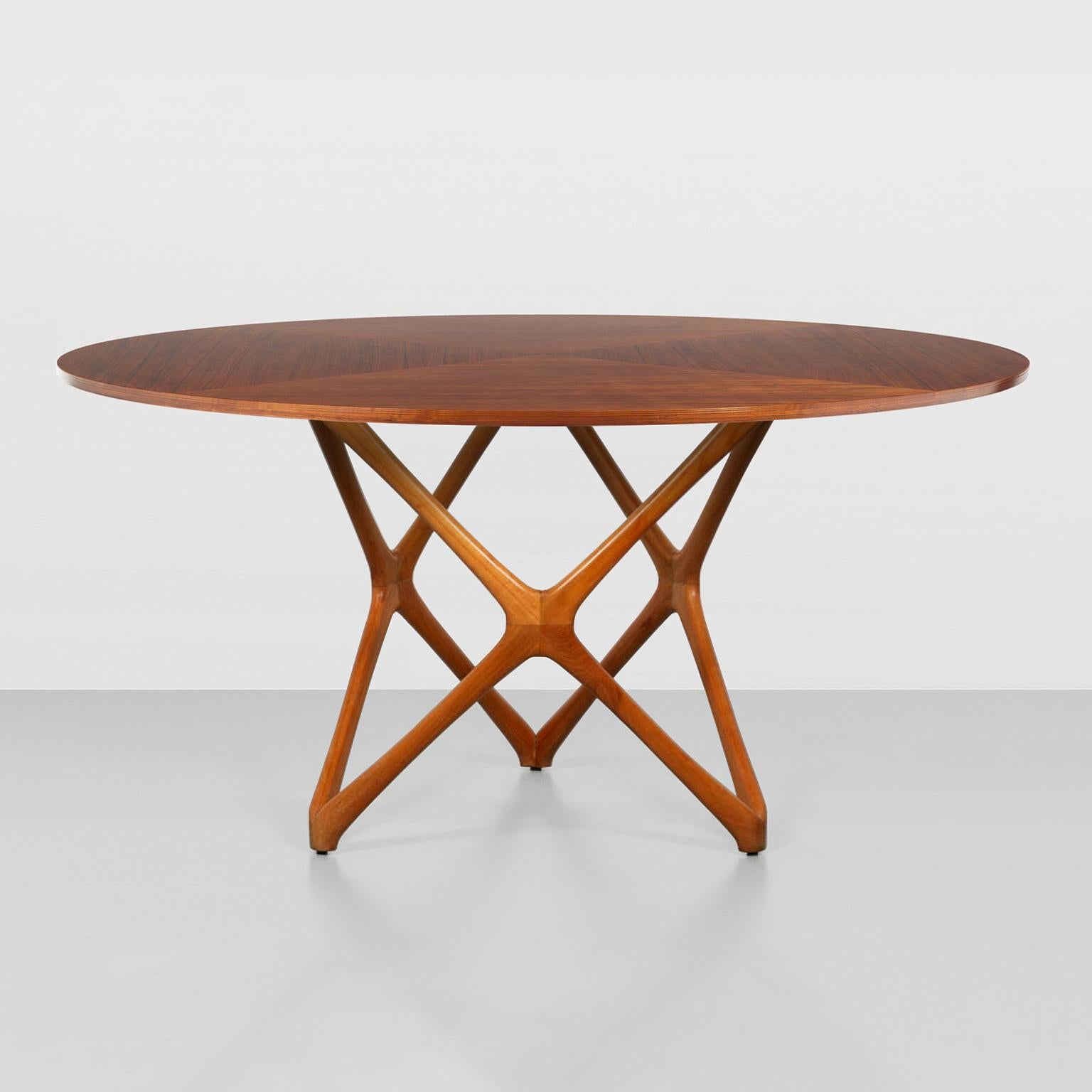 Table ronde italienne en bois massif et plaqué, vers 1960.