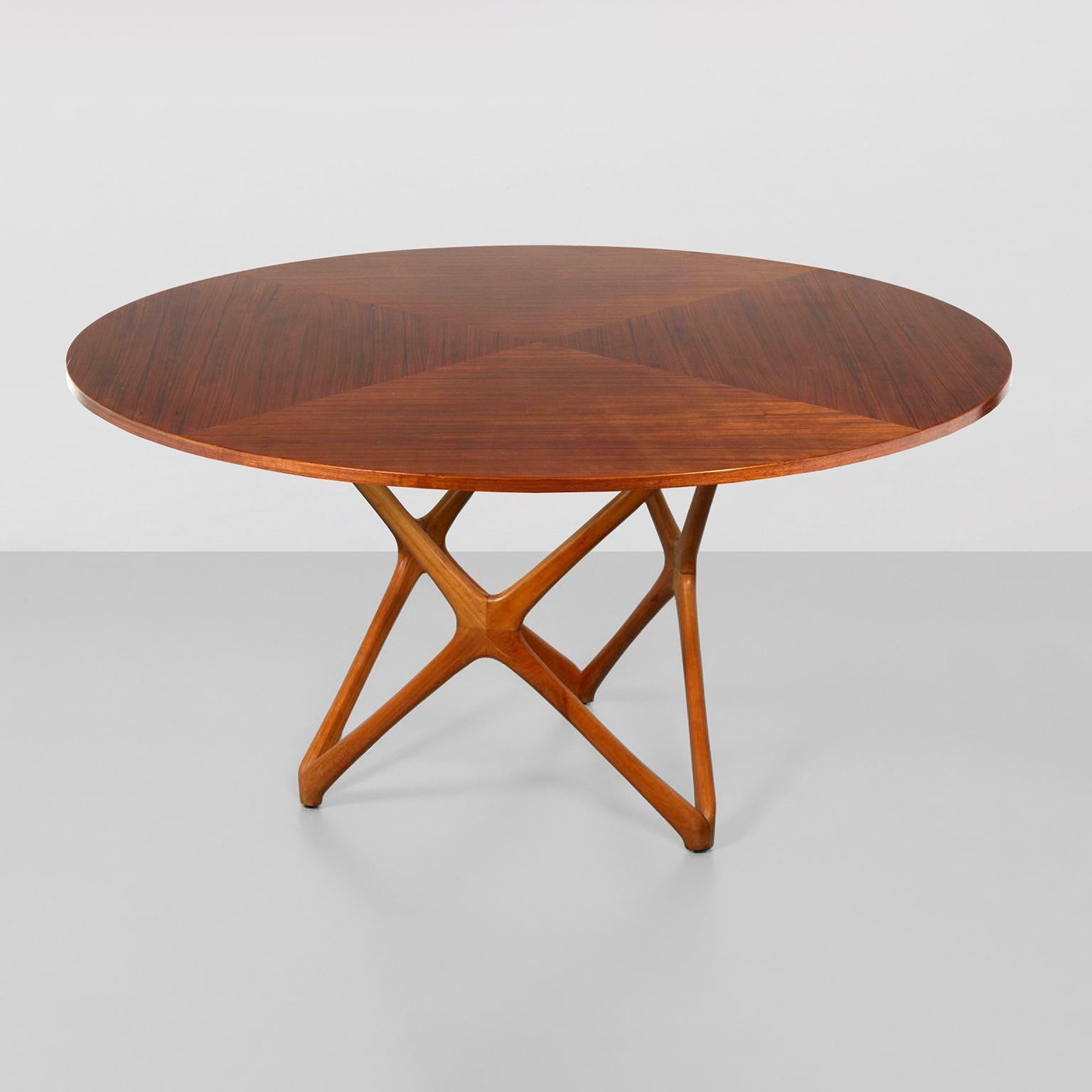 Mid-Century Modern Table ronde de salle à manger/centre en bois massif et plaqué, Italie, vers 1960 en vente