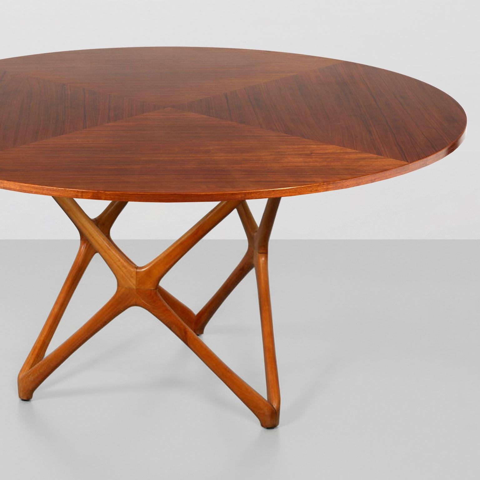 Tacheté Table ronde de salle à manger/centre en bois massif et plaqué, Italie, vers 1960 en vente
