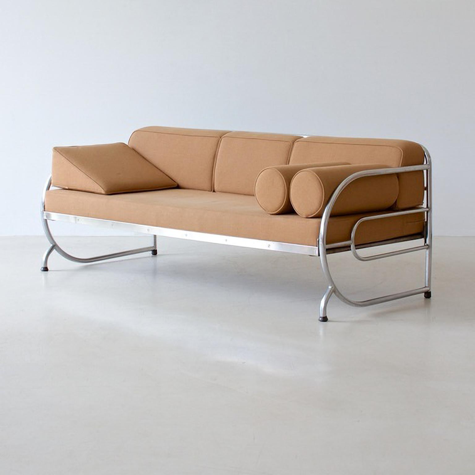Dieses originale Stahlrohrsofa im Art Deco-Streamline-Design wird auf Anfrage restauriert und ist in verschiedenen Mengen erhältlich. 

Lieferzeit zwischen 8-10 Wochen.