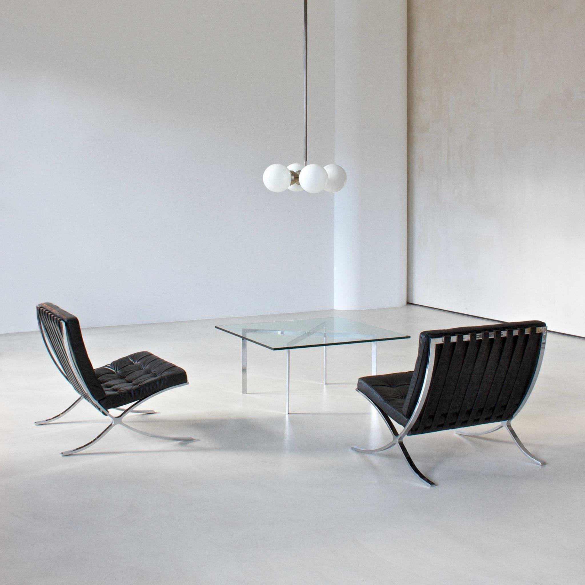 Tedesco Lampada a sospensione modernista con 4 lampadine in vetro opalino, ottone nichelato, su misura in vendita