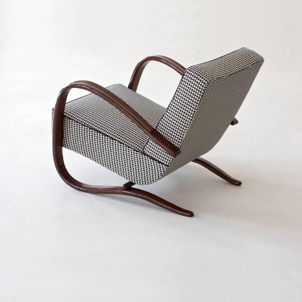 Sillón Art Decó Streamline diseñado por Jindrich Halabala y fabricado por UP Závody Brno, hacia 1940.

Este original Sillón Art Déco - Streamline se restaura por encargo y está disponible en diferentes cantidades. Plazo de entrega entre 6-8 semanas.