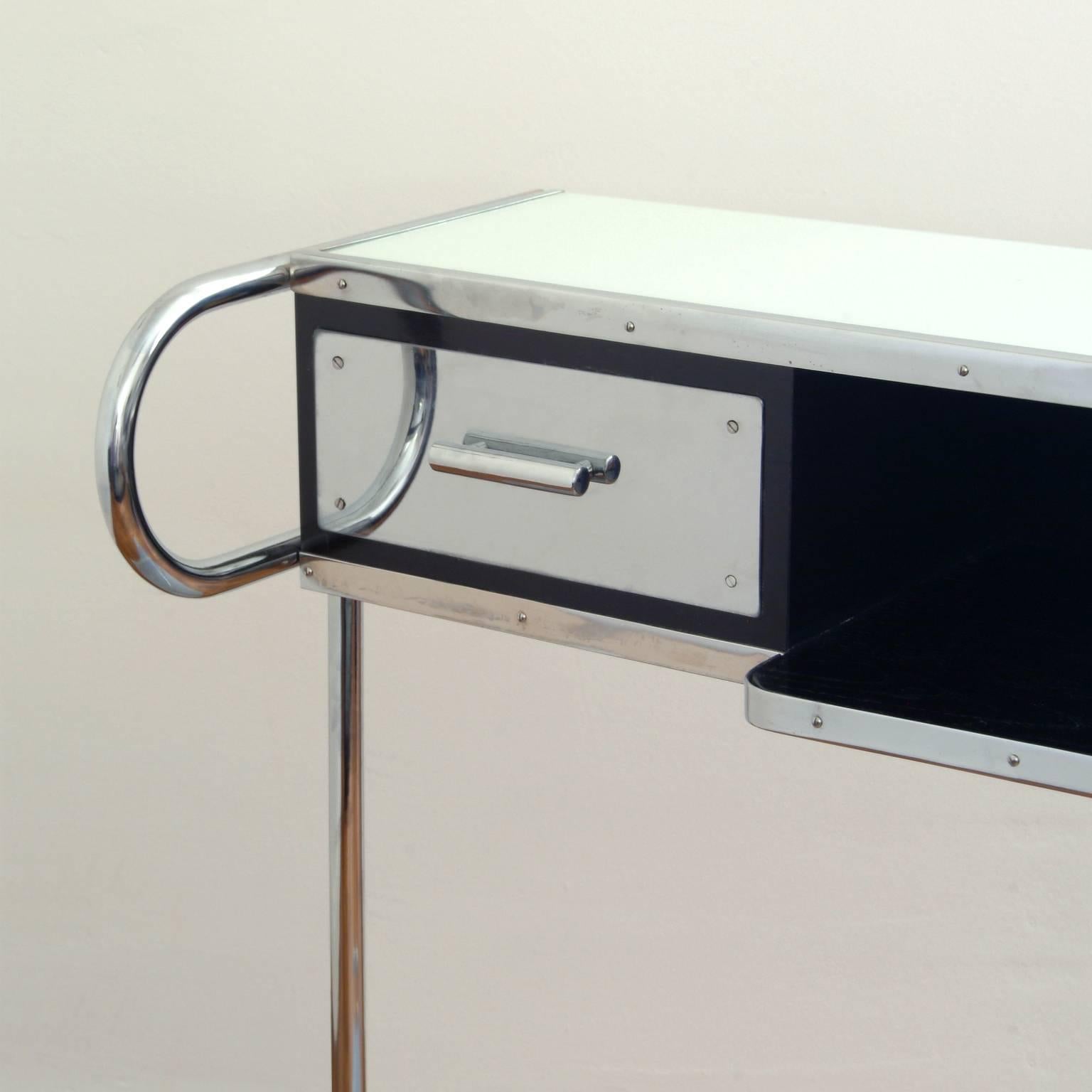 Modernistischer Konsolentisch aus Stahlrohr, Deutschland, um 1930 (Lackiert) im Angebot