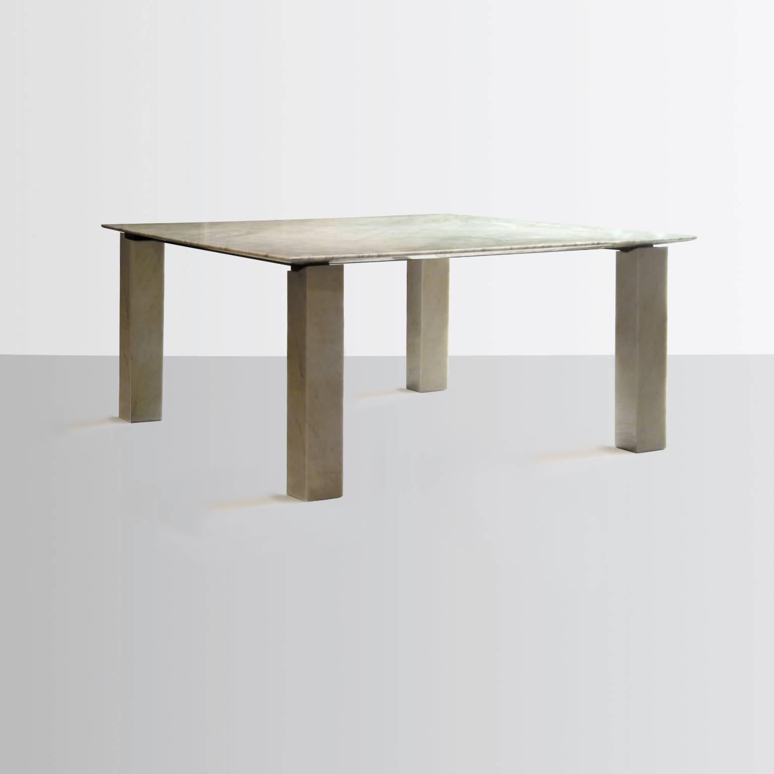 Mesa de comedor posmoderna de mármol de Carrara, atribuida a Cappellini, Milán, hacia 1980.