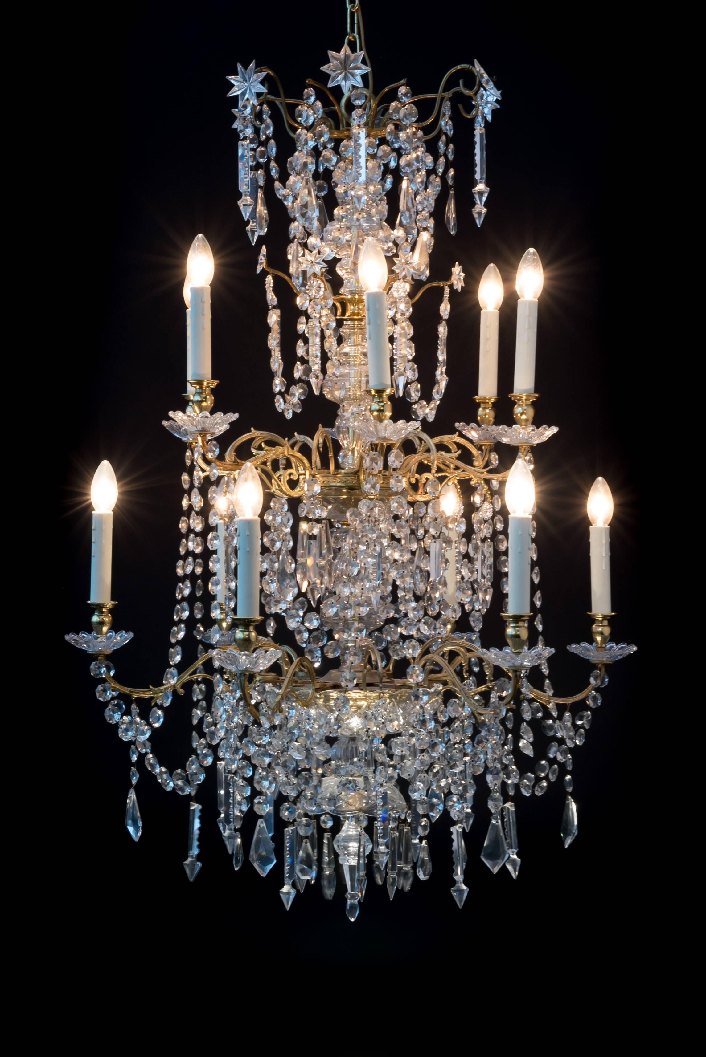 Antique twelve lights chandelier from circa 1790 to 1800.
Slim chandelier in France neoclassical style.
Classic hand-cut crystal and cast bronze parts.
Complete with all the old parts.
Original candle and later converted to electricity.