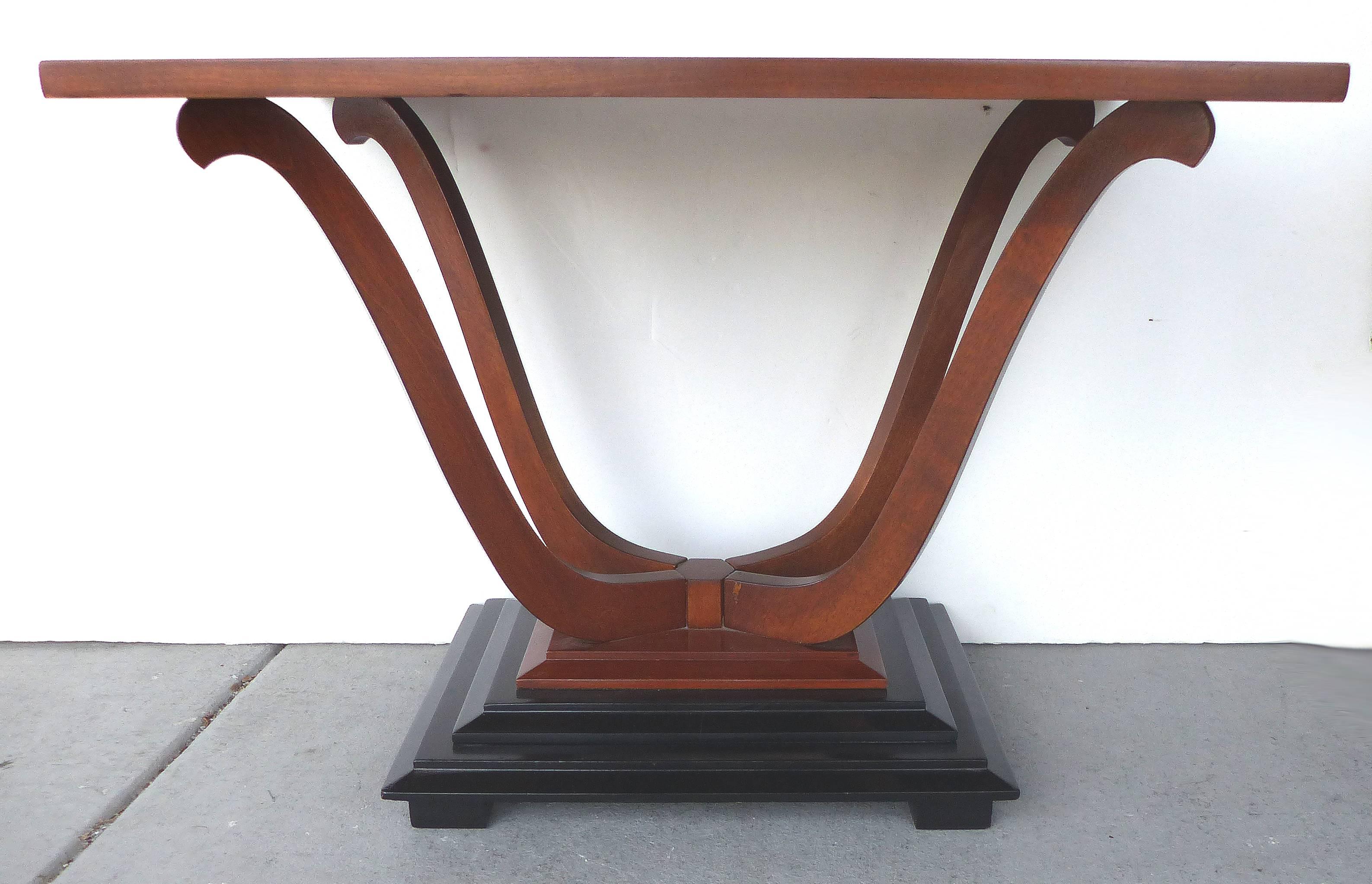 Art Deco David Robrtson Smith Dynamique Johnson Furniture Coffee Table

This iconic and rare American Art Deco table was designed circa 1928 by David Robertson Smith for the Dynamique Creations division of Johnson-Handley-Johnson Co. of Grand