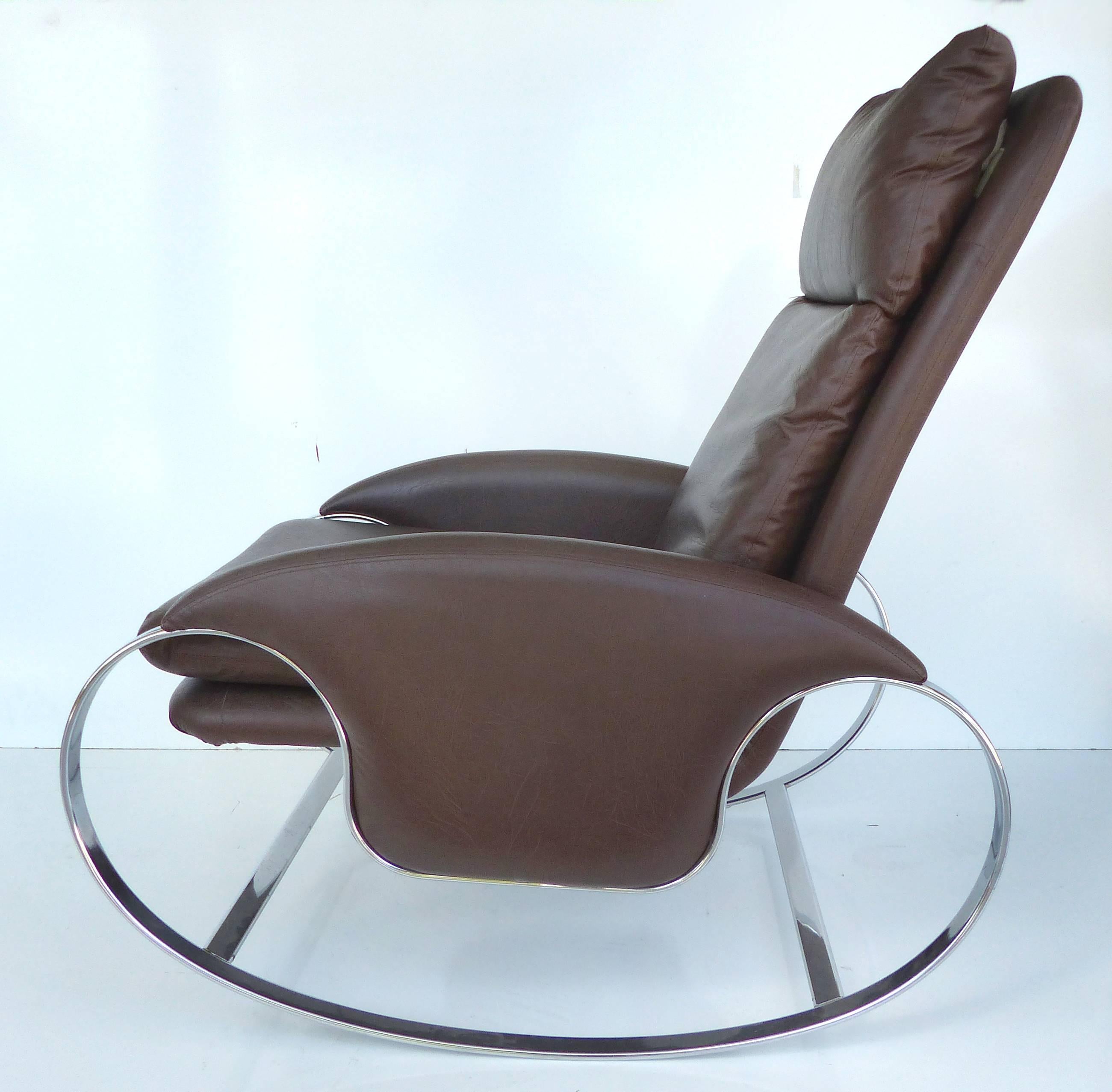 1970er Guido Faleschini Chrom Schaukelstuhl

Ein eleganter Schaukelstuhl mit geschwungenem, verchromtem Gestell aus der Jahrhundertmitte, bezogen mit Naugahyde. Der Stuhl ist mit eleganten, mit Reißverschluss versehenen Kissen ausgestattet. Das