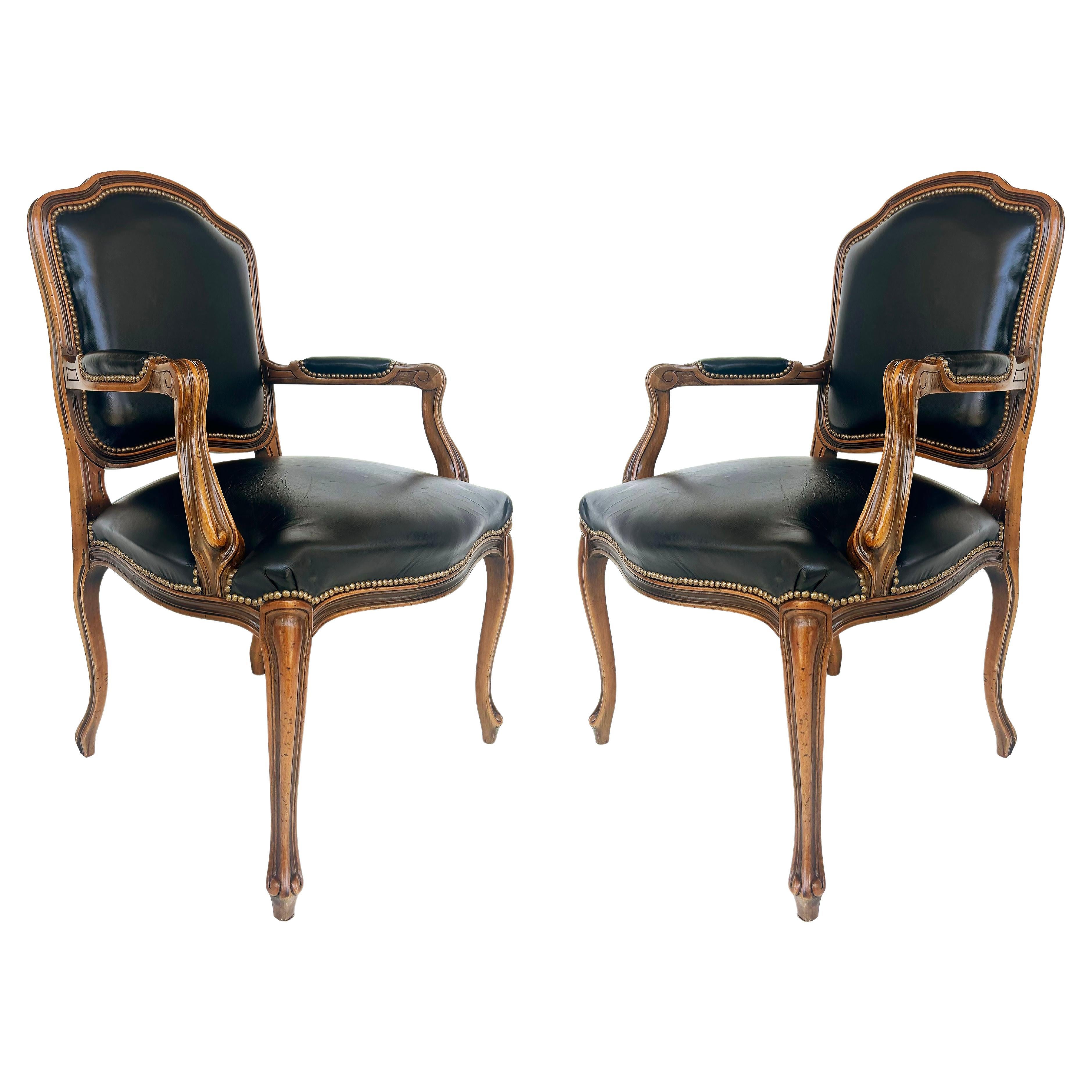 Italienische Chateau D'Ax-Ledersessel im Vintage-Stil mit Messingnagelkopf-Details, Paar