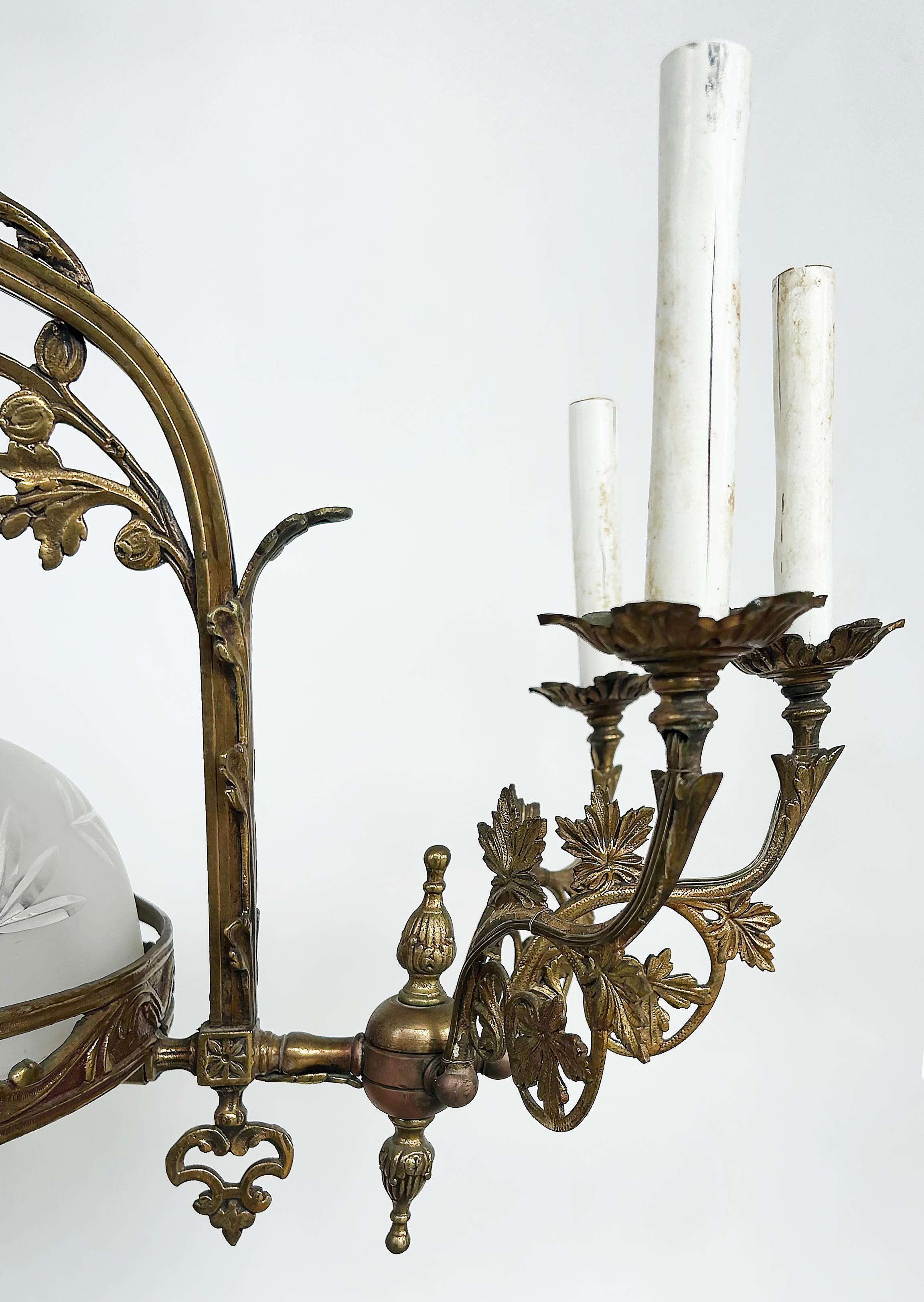 Araña de bronce ornamentada de estilo neoclásico de finales del siglo XIX con pantalla de cristal Grabado en venta