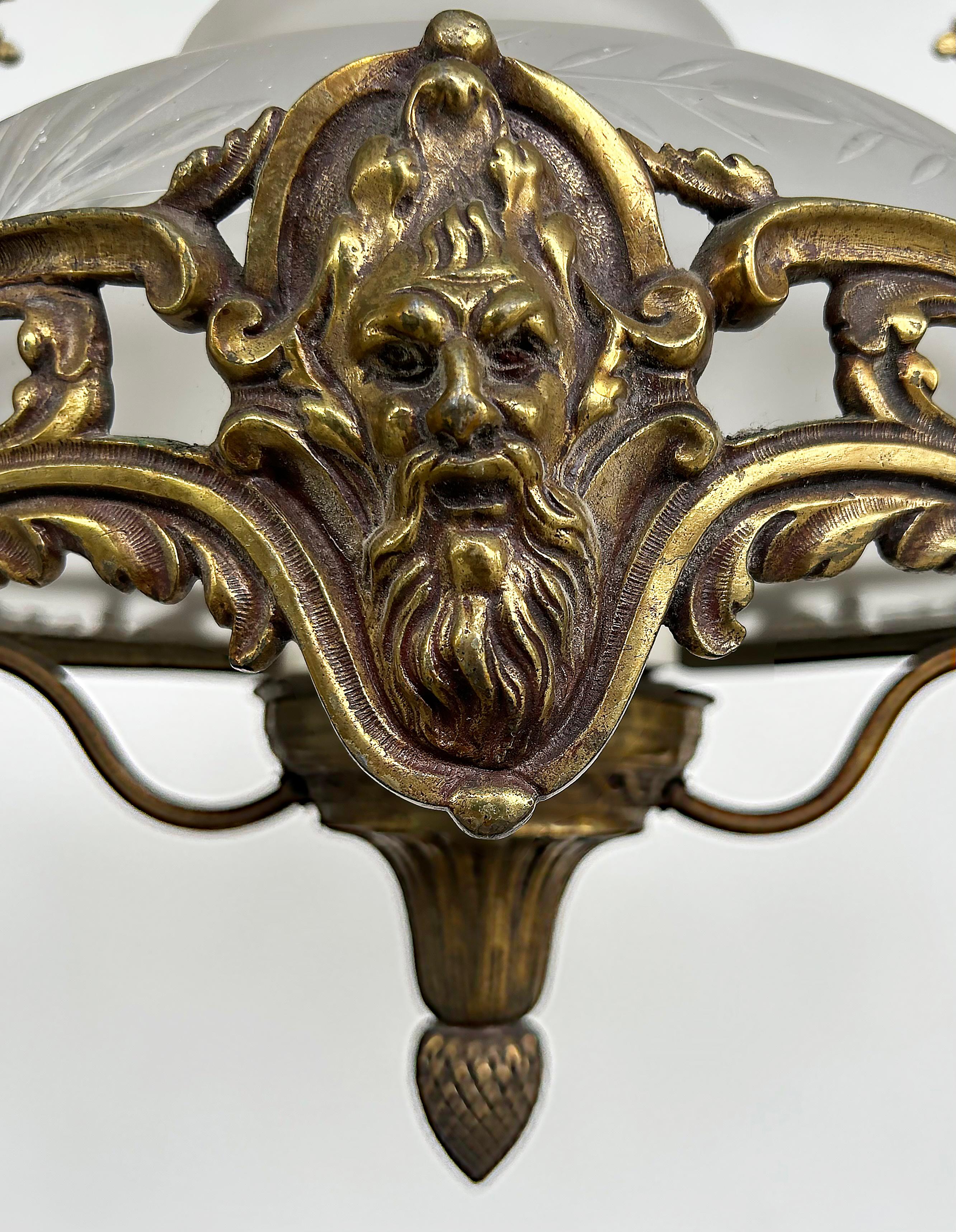 Araña de bronce ornamentada de estilo neoclásico de finales del siglo XIX con pantalla de cristal en venta 2