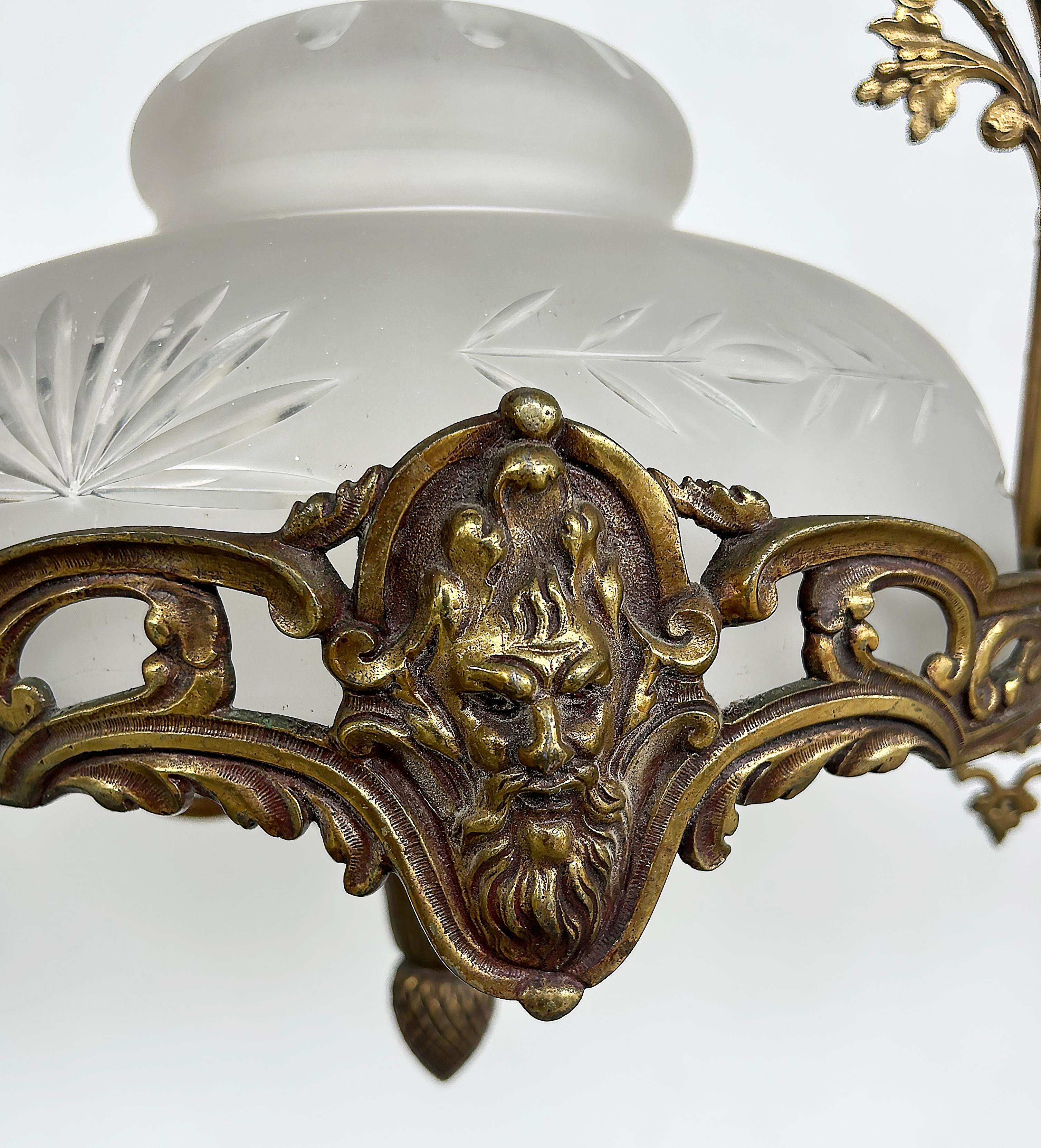 Araña de bronce ornamentada de estilo neoclásico de finales del siglo XIX con pantalla de cristal en venta 1