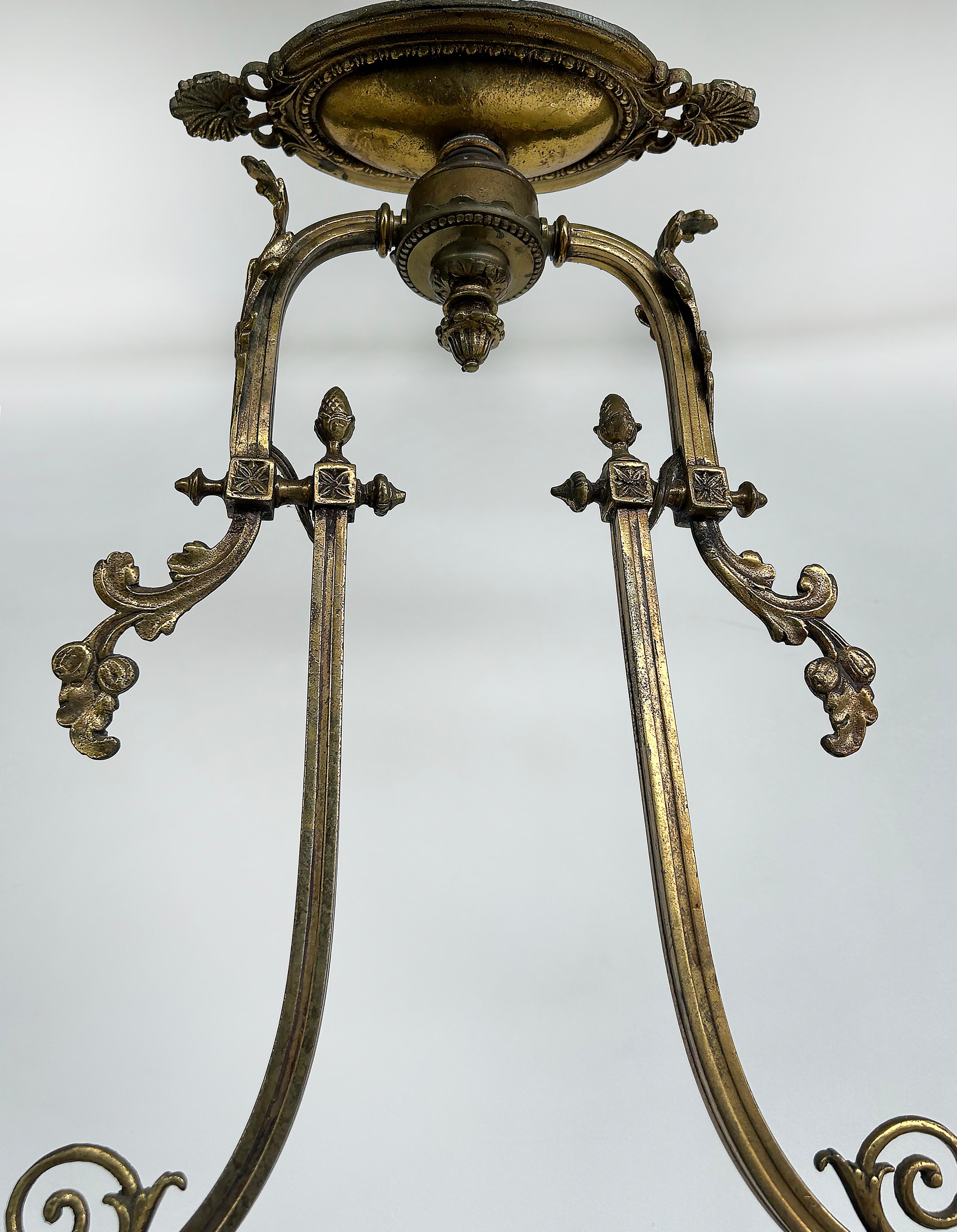 Araña de bronce ornamentada de estilo neoclásico de finales del siglo XIX con pantalla de cristal en venta 3