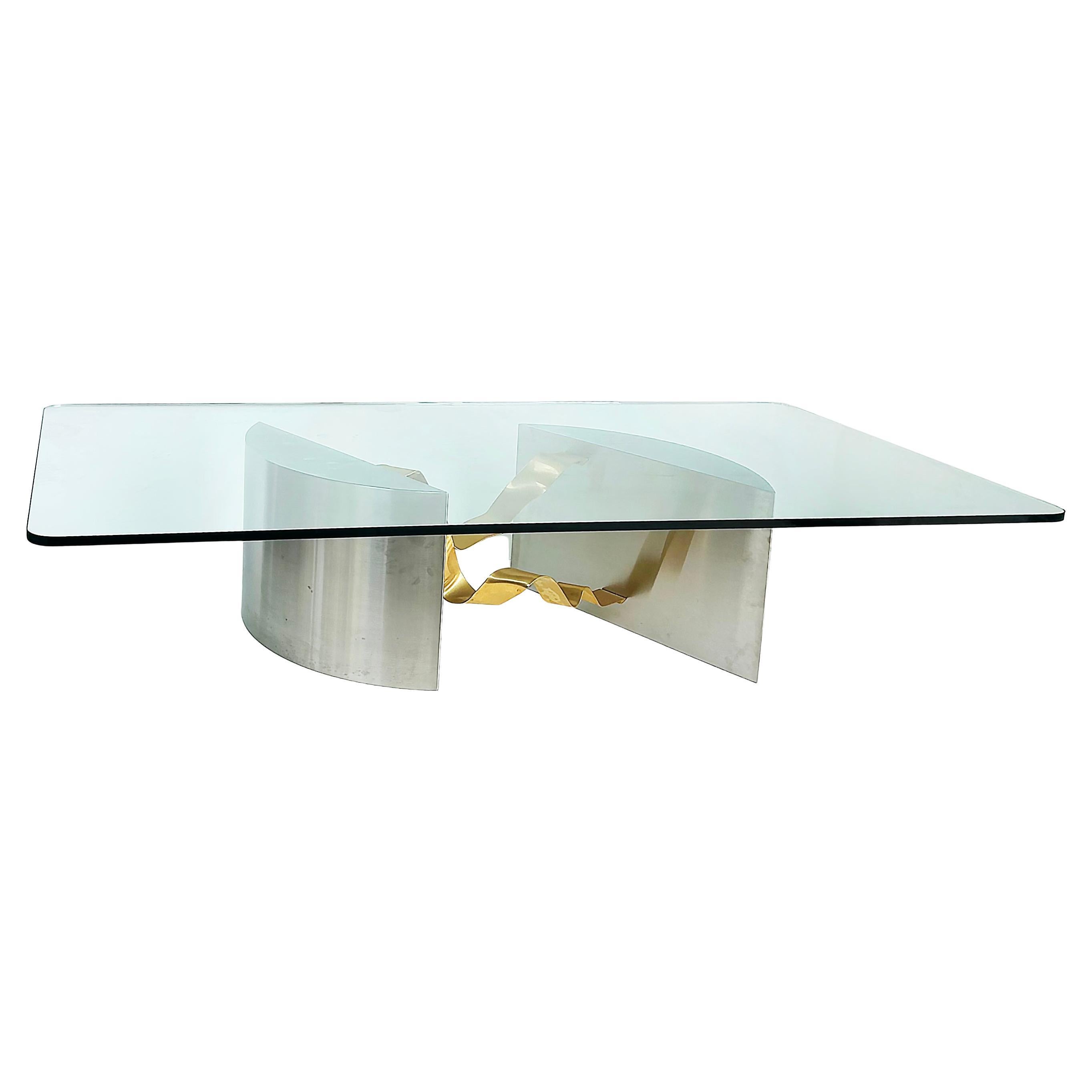 Table basse monumentale en acier inoxydable brossé, laiton, verre Brueton Attribué en vente