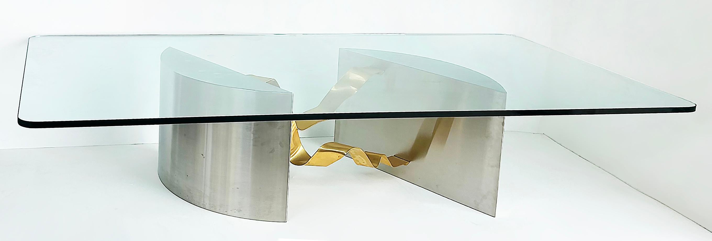 Américain Table basse monumentale en acier inoxydable brossé, laiton, verre Brueton Attribué en vente