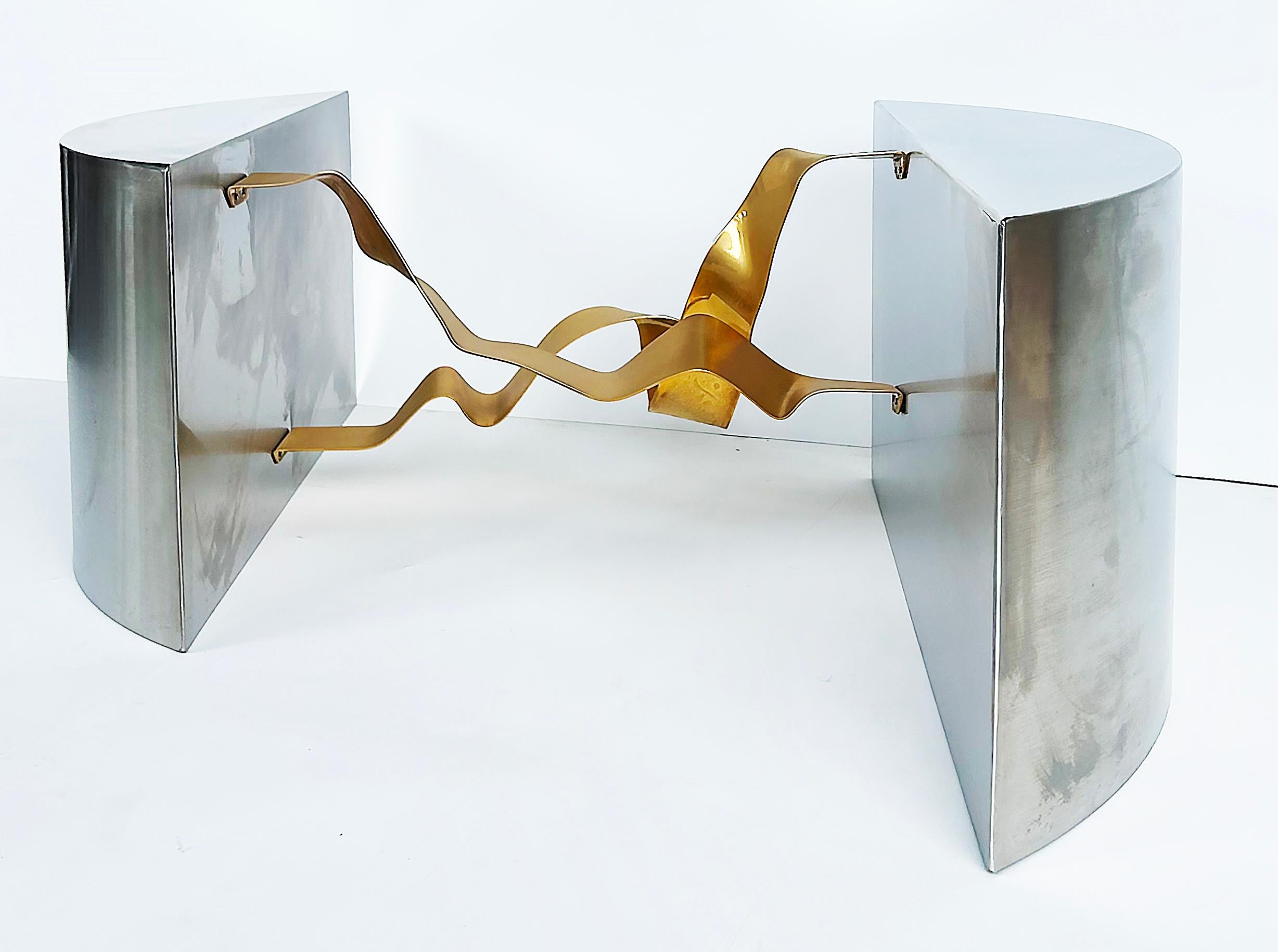 XXIe siècle et contemporain Table basse monumentale en acier inoxydable brossé, laiton, verre Brueton Attribué en vente