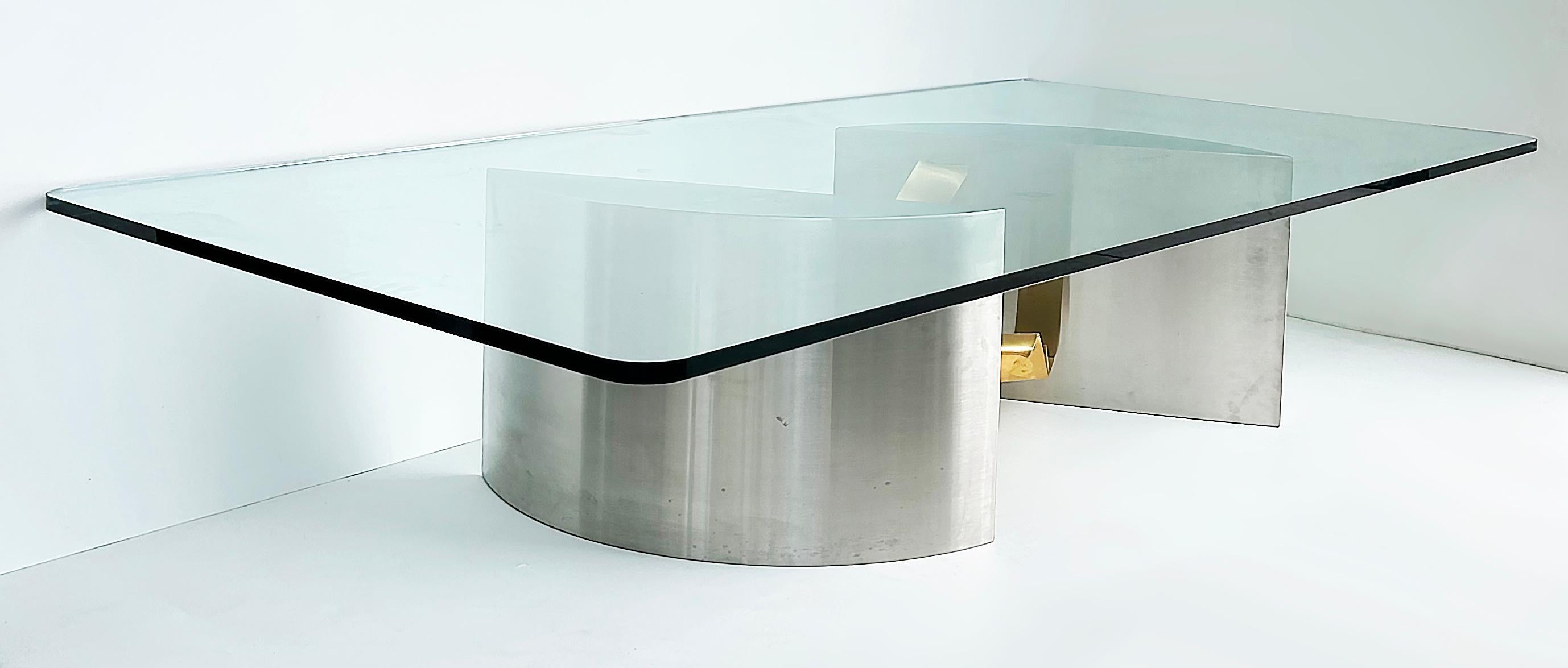 Moderne Table basse monumentale en acier inoxydable brossé, laiton, verre Brueton Attribué en vente