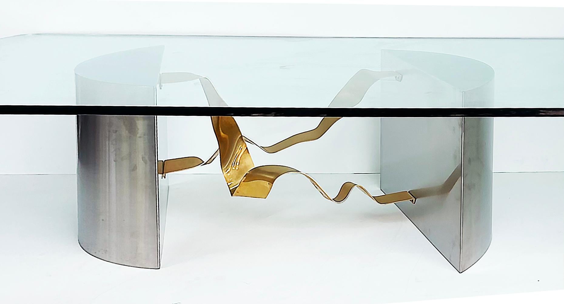 Brossé Table basse monumentale en acier inoxydable brossé, laiton, verre Brueton Attribué en vente