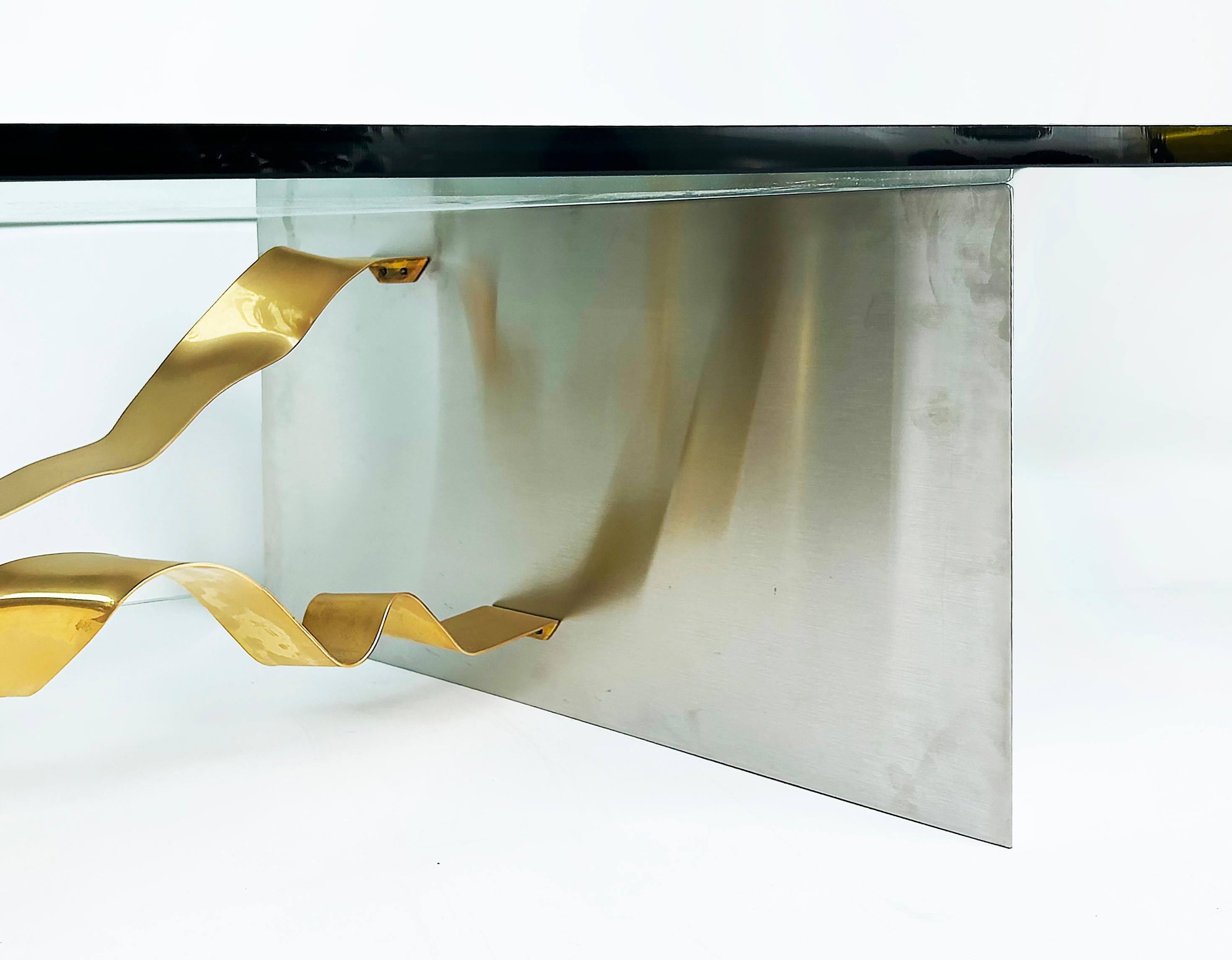 Table basse monumentale en acier inoxydable brossé, laiton, verre Brueton Attribué en vente 1