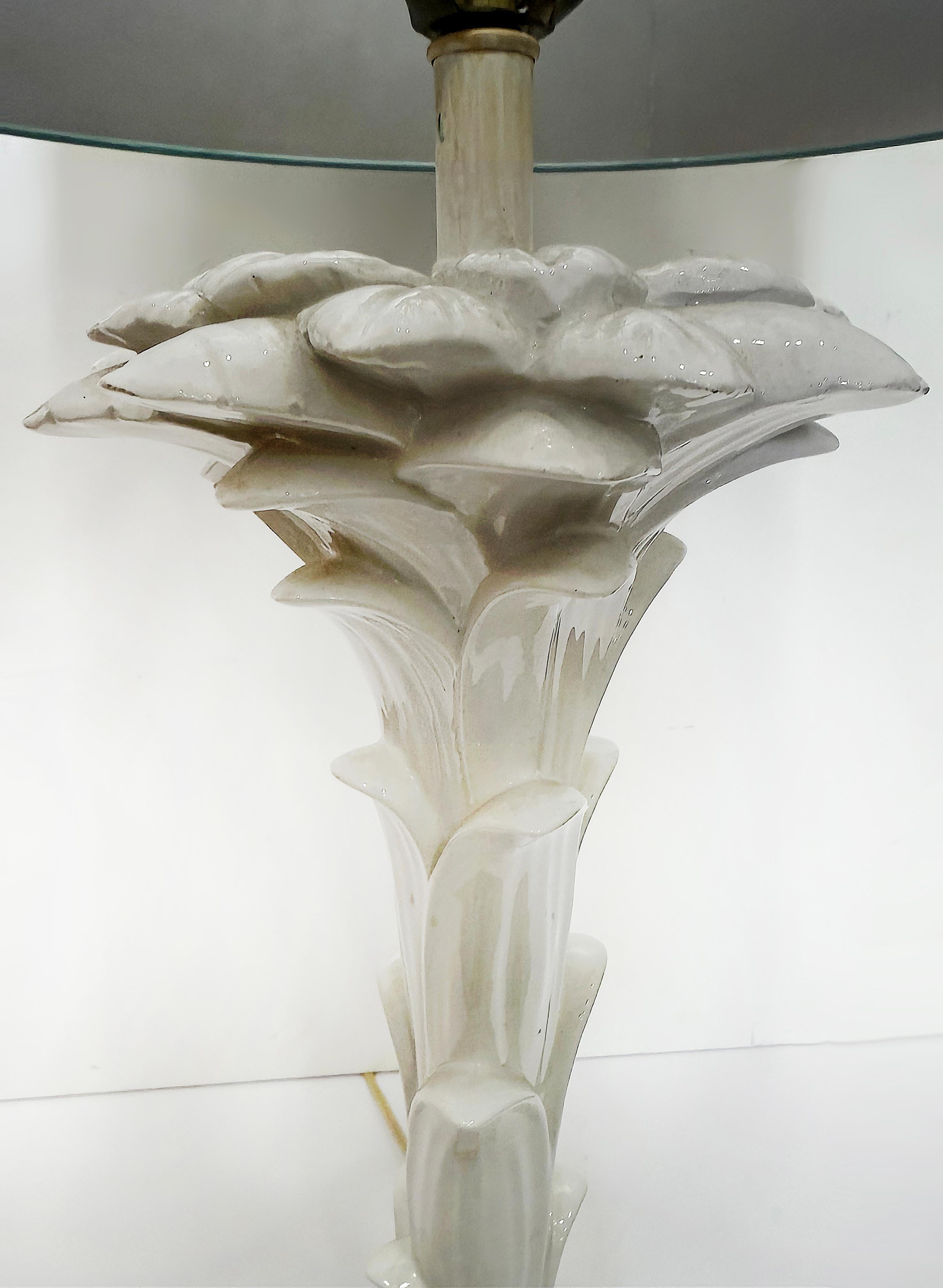 Américain Lampe à feuilles de palmier en céramique avec abat-jour de style Hollywood Regency Serge Roche en vente