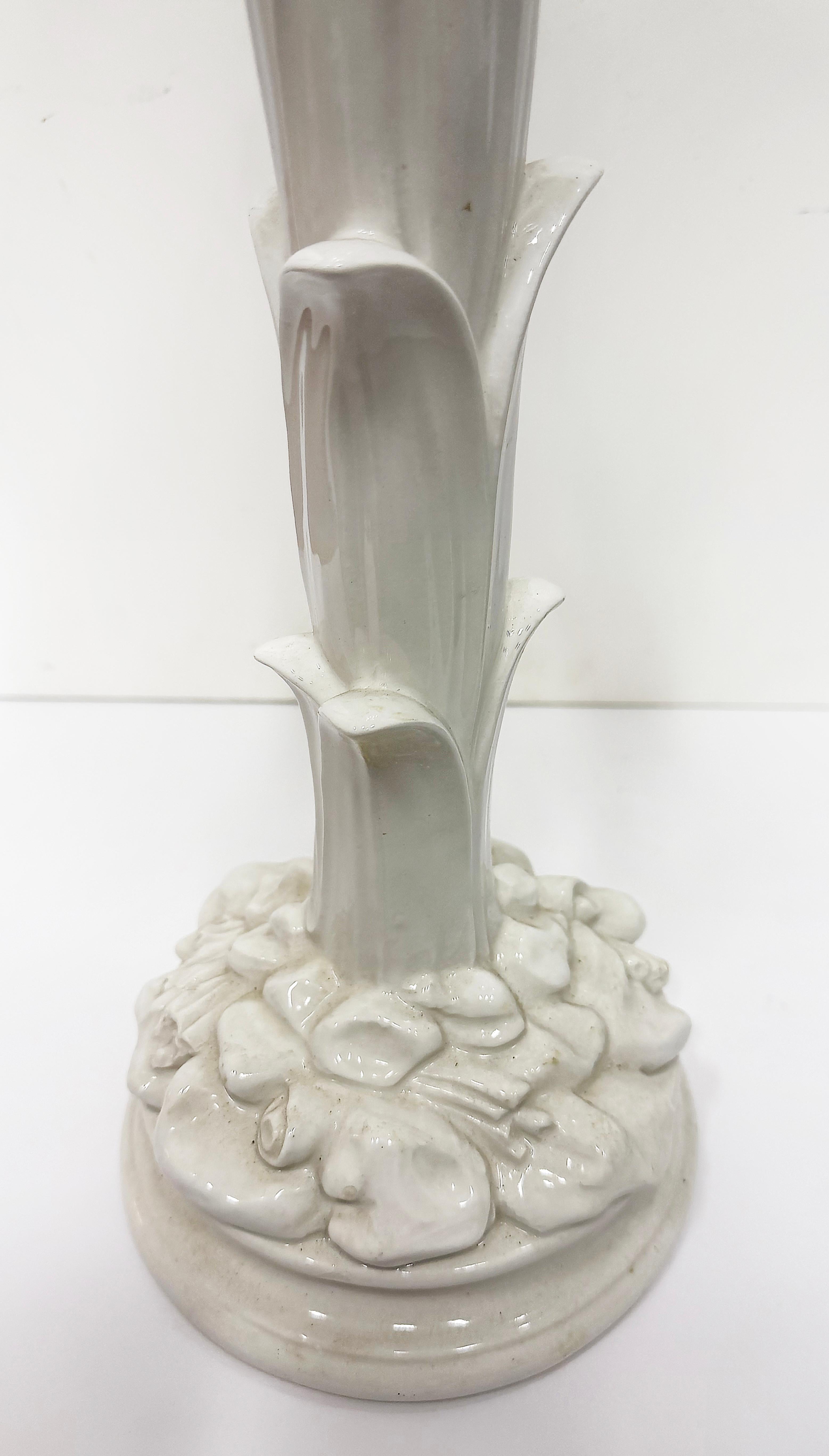 Lampe à feuilles de palmier en céramique avec abat-jour de style Hollywood Regency Serge Roche Bon état - En vente à Miami, FL