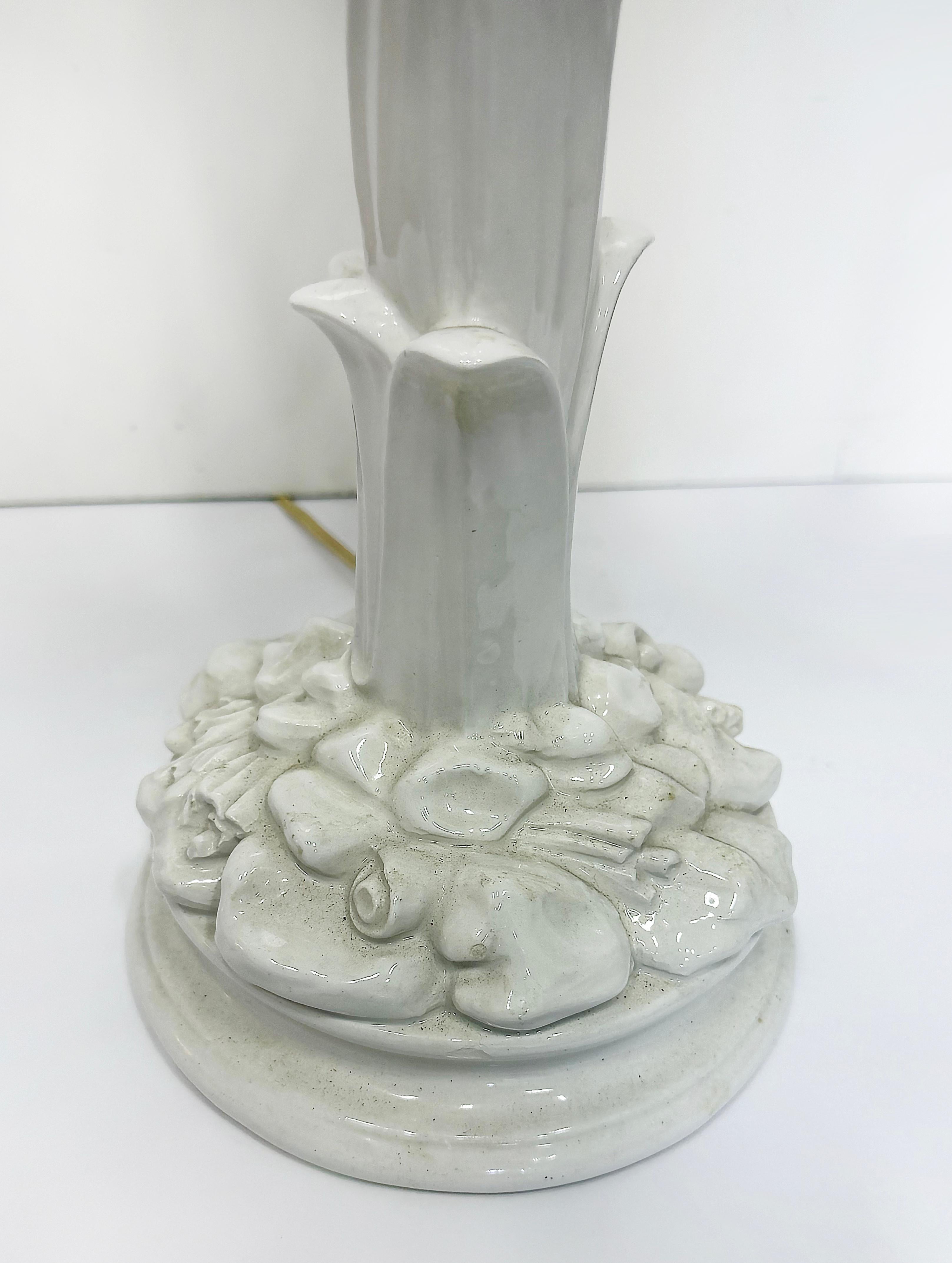 20ième siècle Lampe à feuilles de palmier en céramique avec abat-jour de style Hollywood Regency Serge Roche en vente