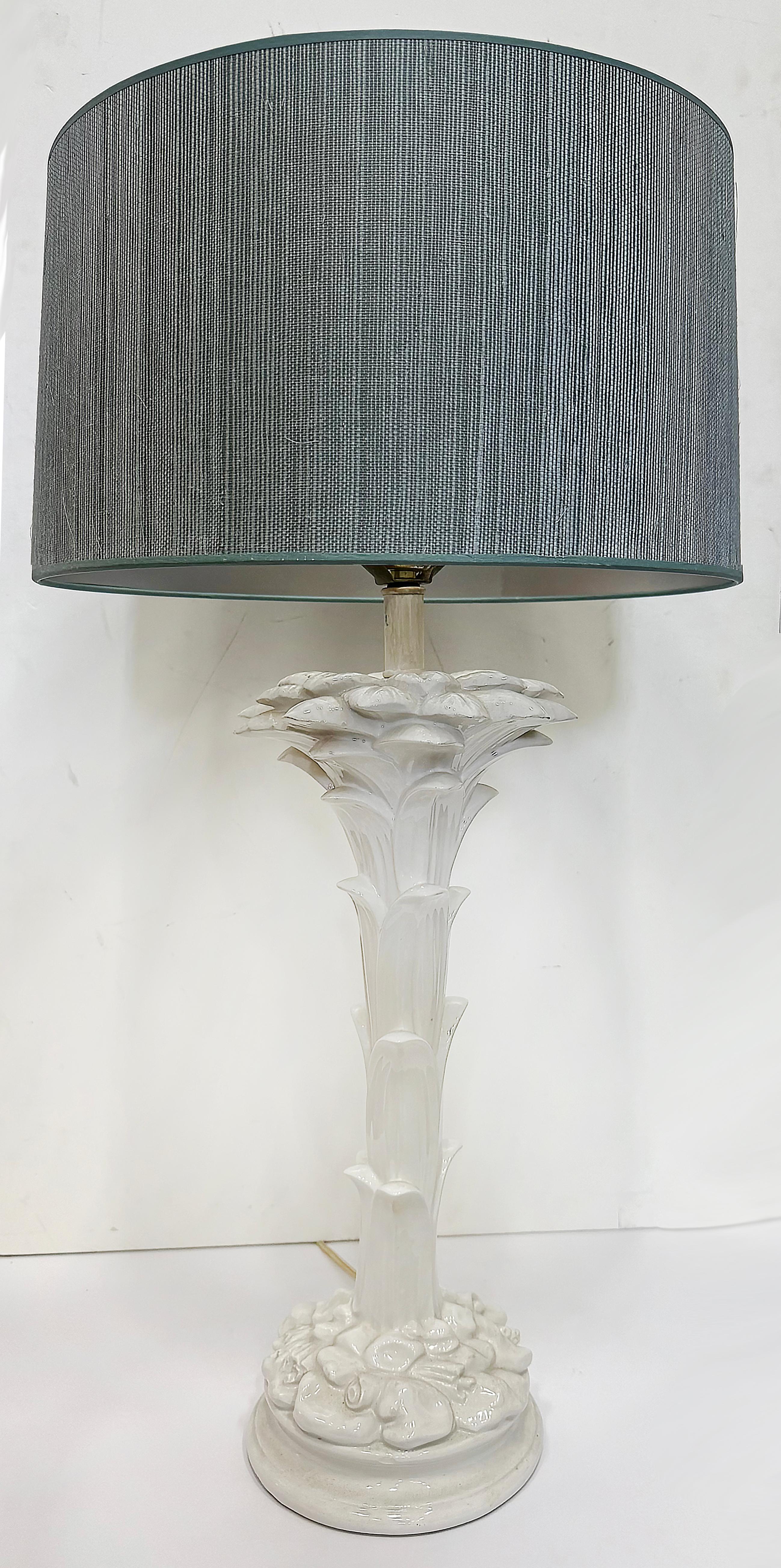 Céramique Lampe à feuilles de palmier en céramique avec abat-jour de style Hollywood Regency Serge Roche en vente