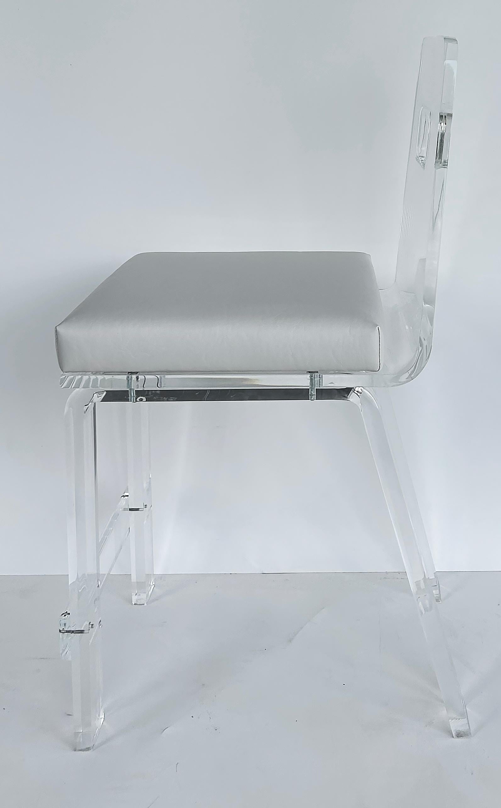 CUSTOM MADE Lucite Thekenhocker, einzeln erhältlich, zwei Wochen Vorlaufzeit im Zustand „Neu“ im Angebot in Miami, FL