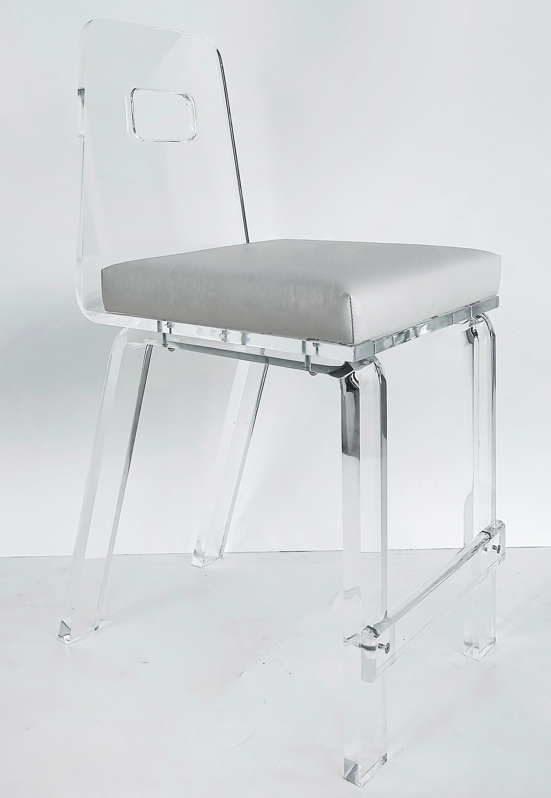 CUSTOM MADE Lucite Thekenhocker, einzeln erhältlich, zwei Wochen Vorlaufzeit (21. Jahrhundert und zeitgenössisch) im Angebot
