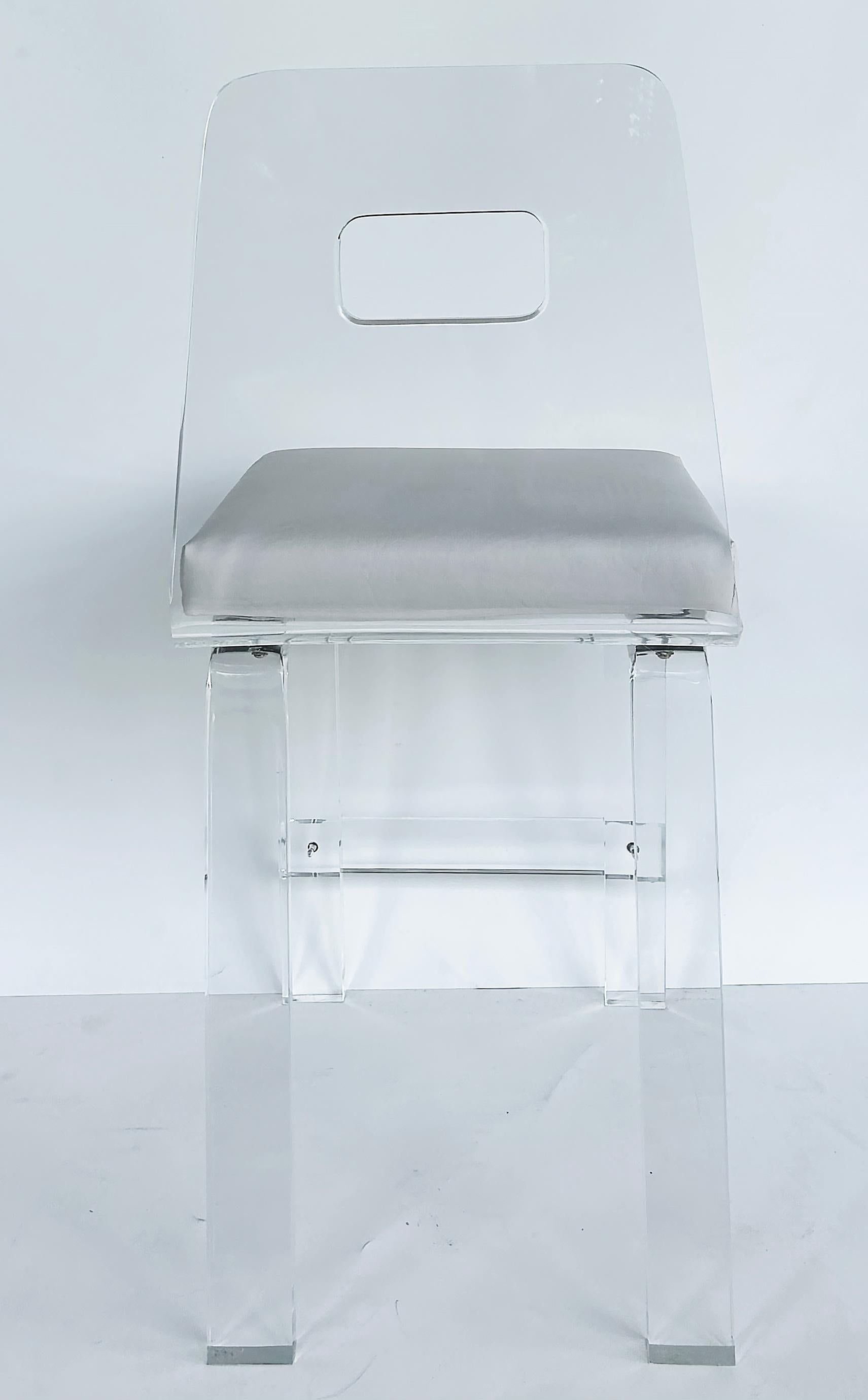 CUSTOM MADE Lucite Thekenhocker, einzeln erhältlich, zwei Wochen Vorlaufzeit im Angebot 1