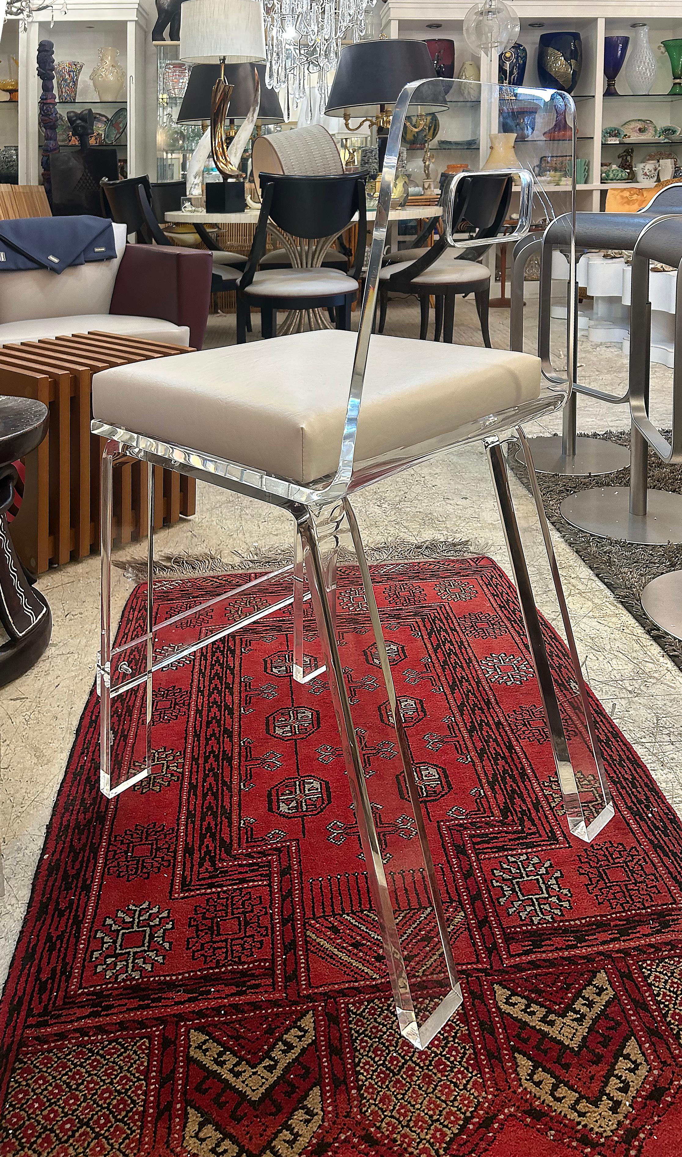 CUSTOM MADE Lucite Thekenhocker, einzeln erhältlich, zwei Wochen Vorlaufzeit

Zum Verkauf angeboten wird eine maßgeschneiderte Lucite Thekenhocker mit einem gepolsterten Sitz. Diese werden von uns hergestellt und einzeln verkauft, so dass Sie genau