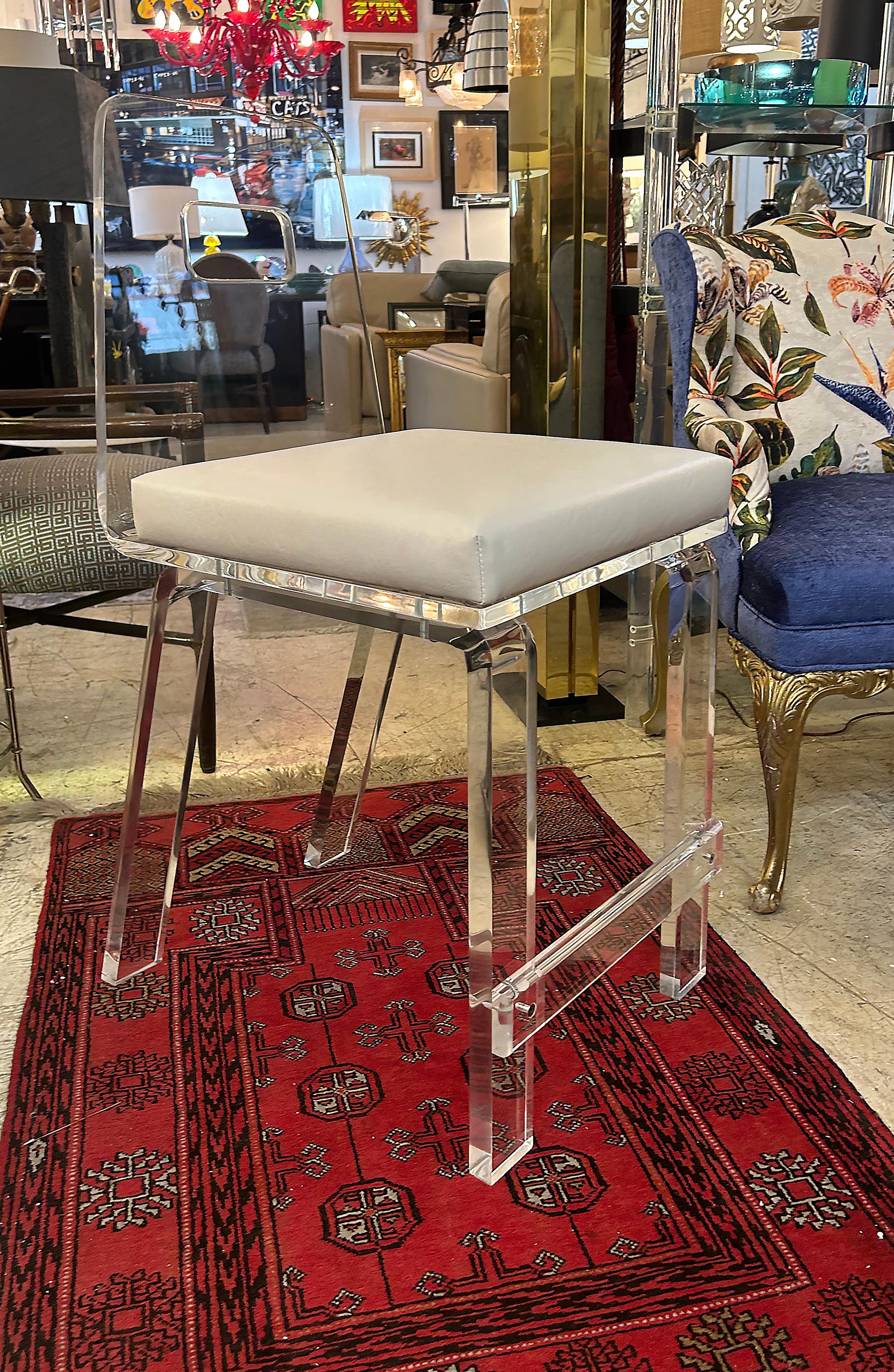 CUSTOM MADE Lucite Thekenhocker, einzeln erhältlich, zwei Wochen Vorlaufzeit (Moderne der Mitte des Jahrhunderts) im Angebot