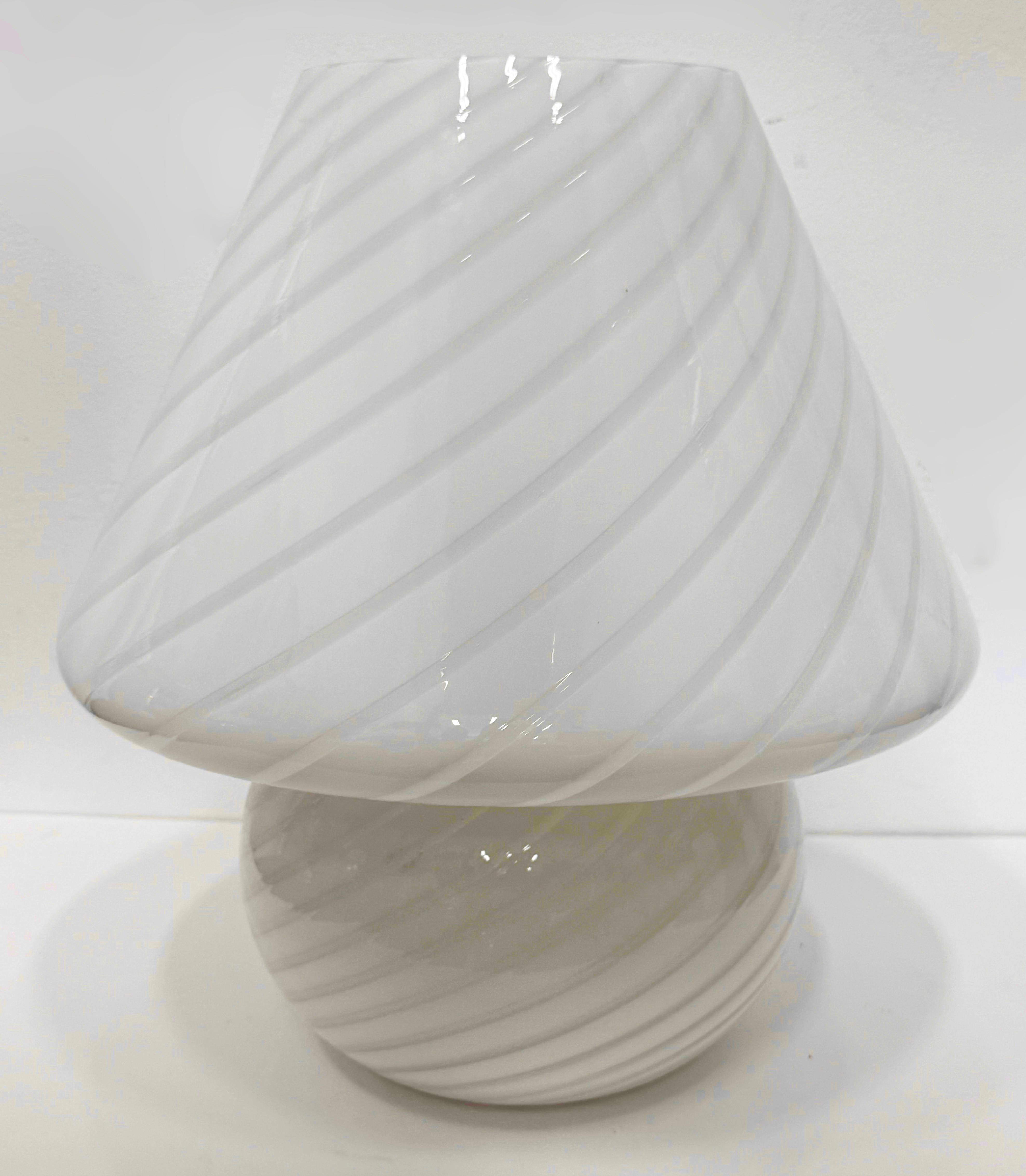 Mid-century Vitri Swirled Blown Murano Glass Table Lamp In Good Condition For Sale In Miami, FL