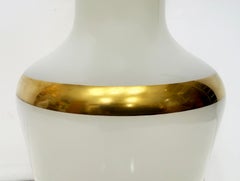 Jarrón grande italiano de cristal opalino de mediados de siglo con detalles dorados