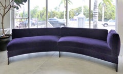 Monumental Custom Curved Sofa aus Samt