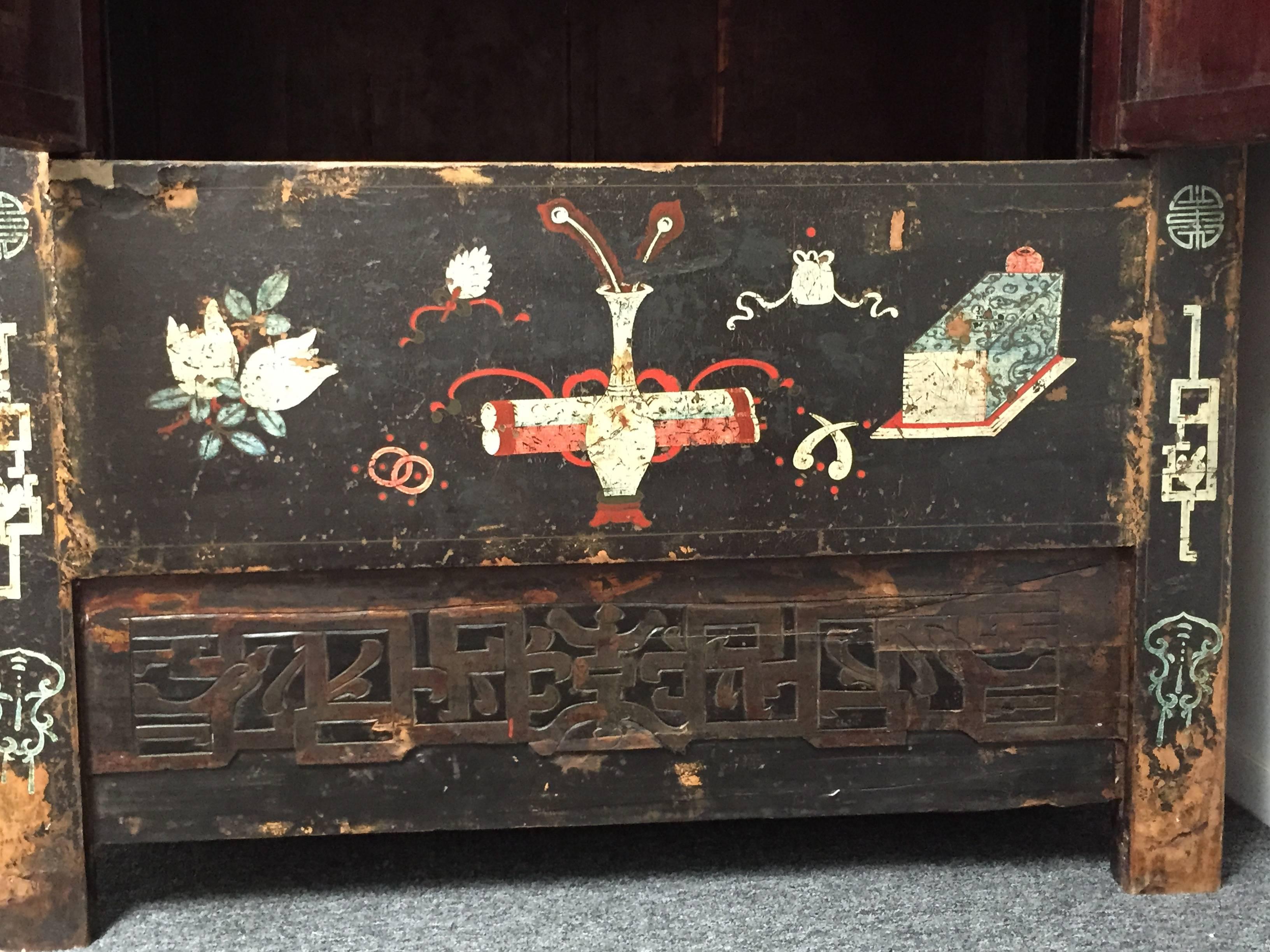 Early 20th Century Chinese Wedding Cabinet For Sale 1