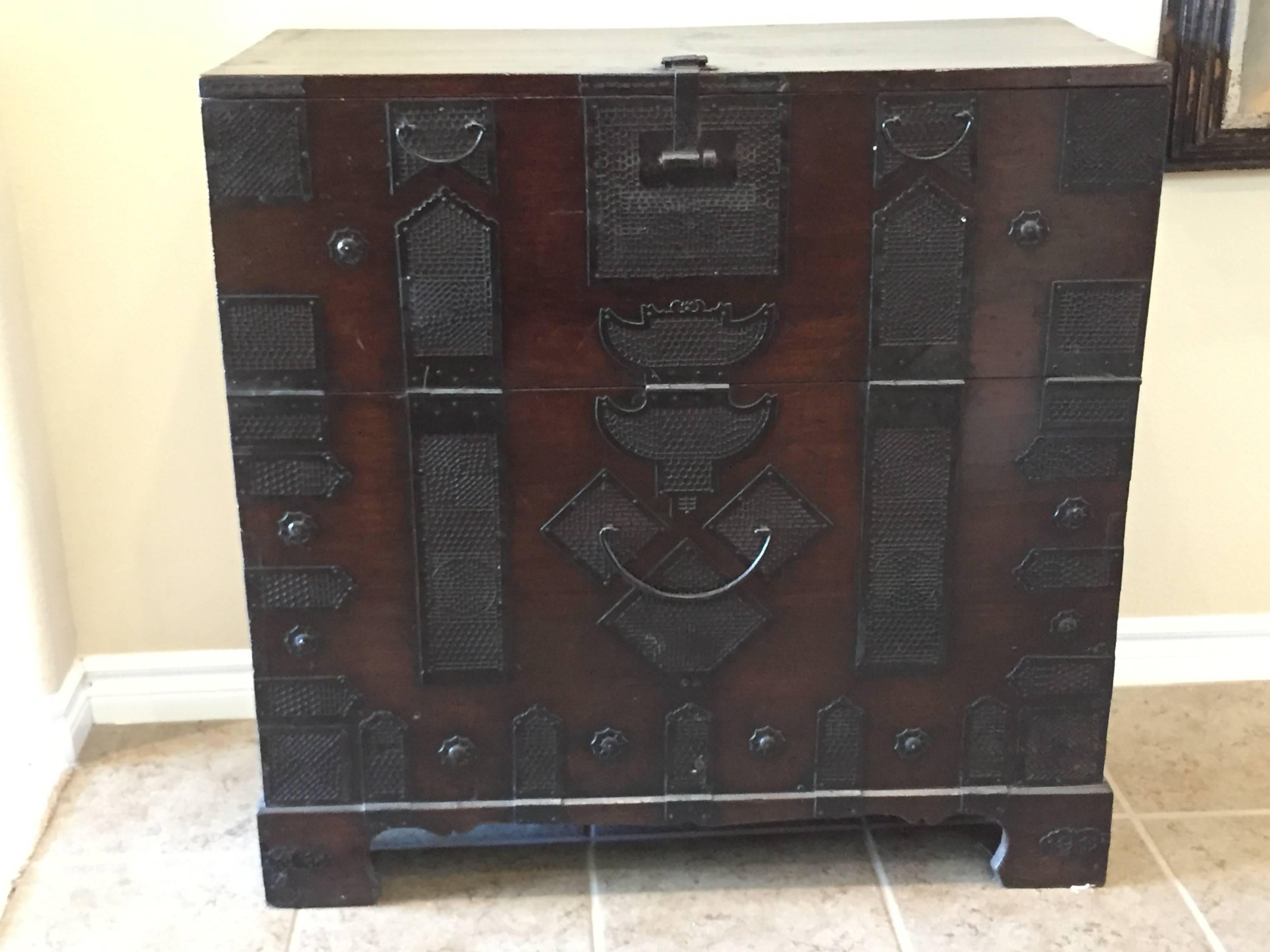 19th Century Korean Wedding Chest In Good Condition For Sale In Los Angeles, CA