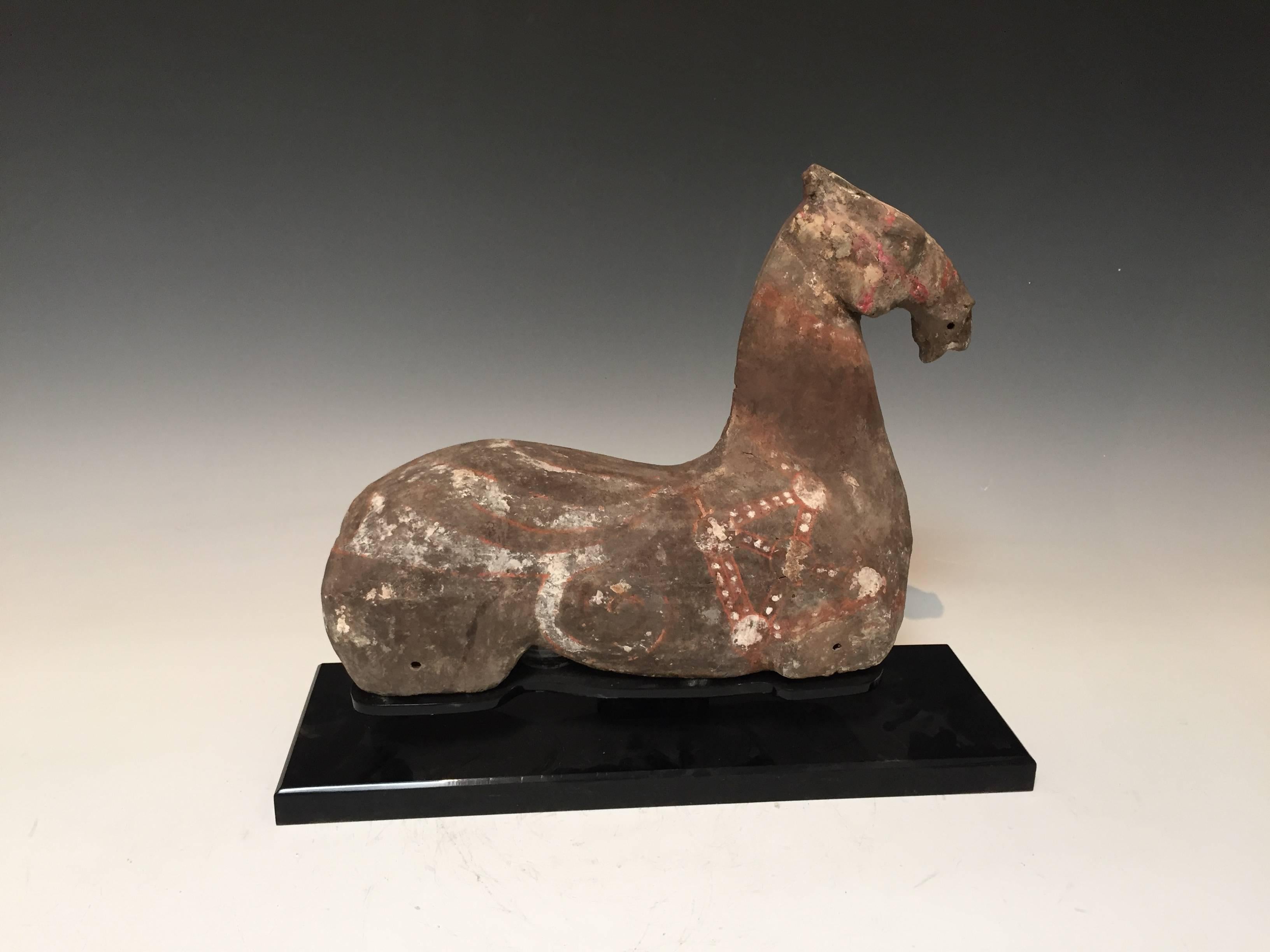 Han dynasty reclining horse with pigments.
There are inserts at the base of the horse where there may have held wooden legs.
Measure: 9.5