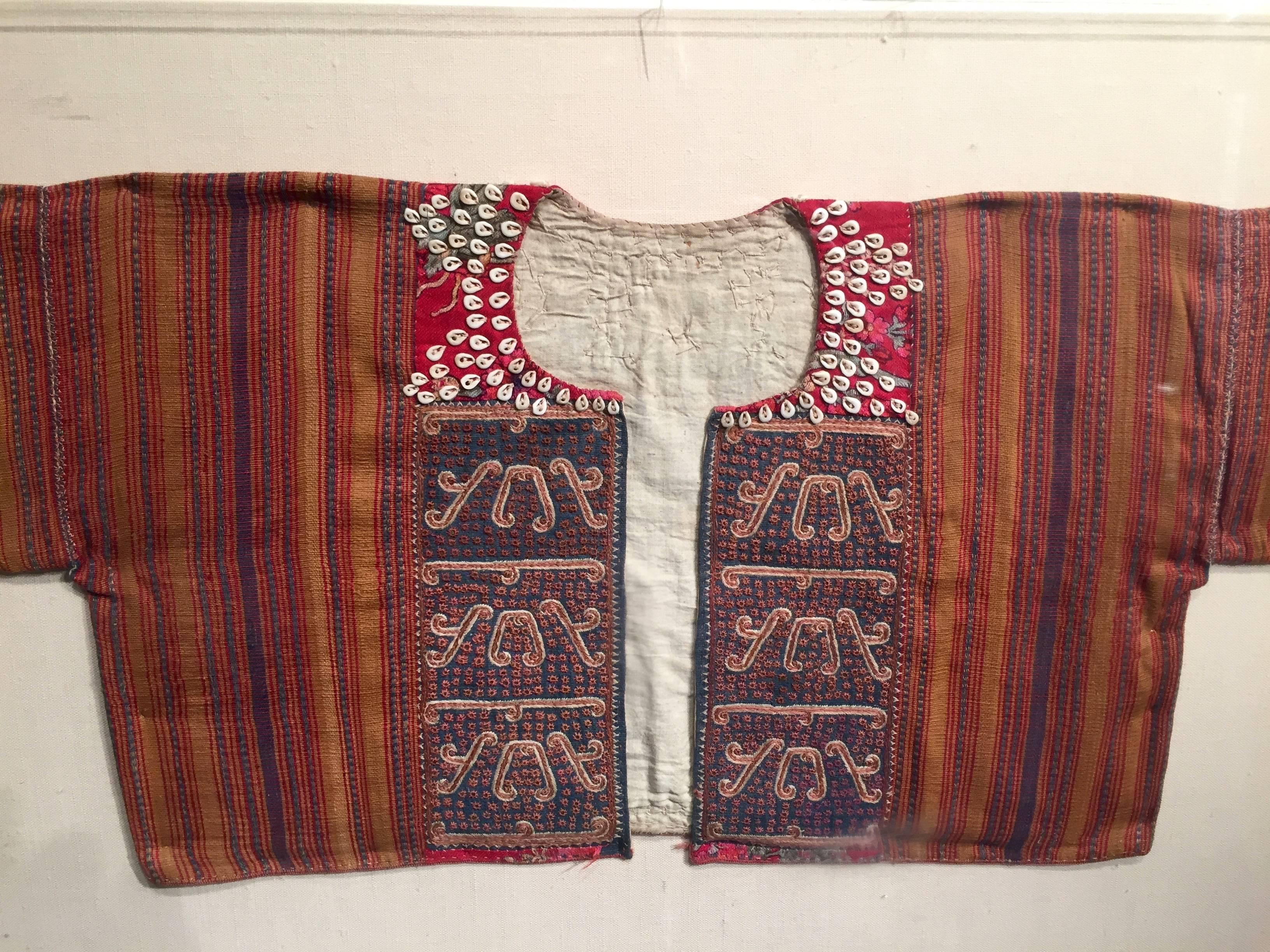 
A patterned ceremonial jacket from Sumatra, likely made for special occasions, and worn by children. Early 20th century.
Mounted on canvas under plexi glass.
The plexi measures 18